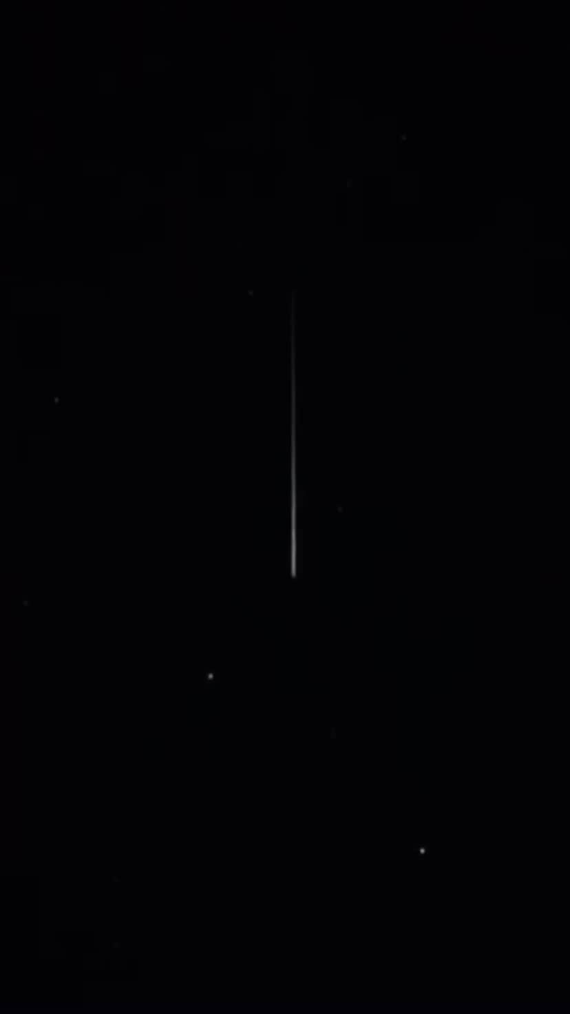 ケンゾーミナミのインスタグラム：「Any music would work for this footage of #hayabusa2 #はやぶさ2 @jaxajp re-entry (originally the footage was sideways) but how about “Rain” by @skmtgram #ryuichisakamoto #坂本龍一?」
