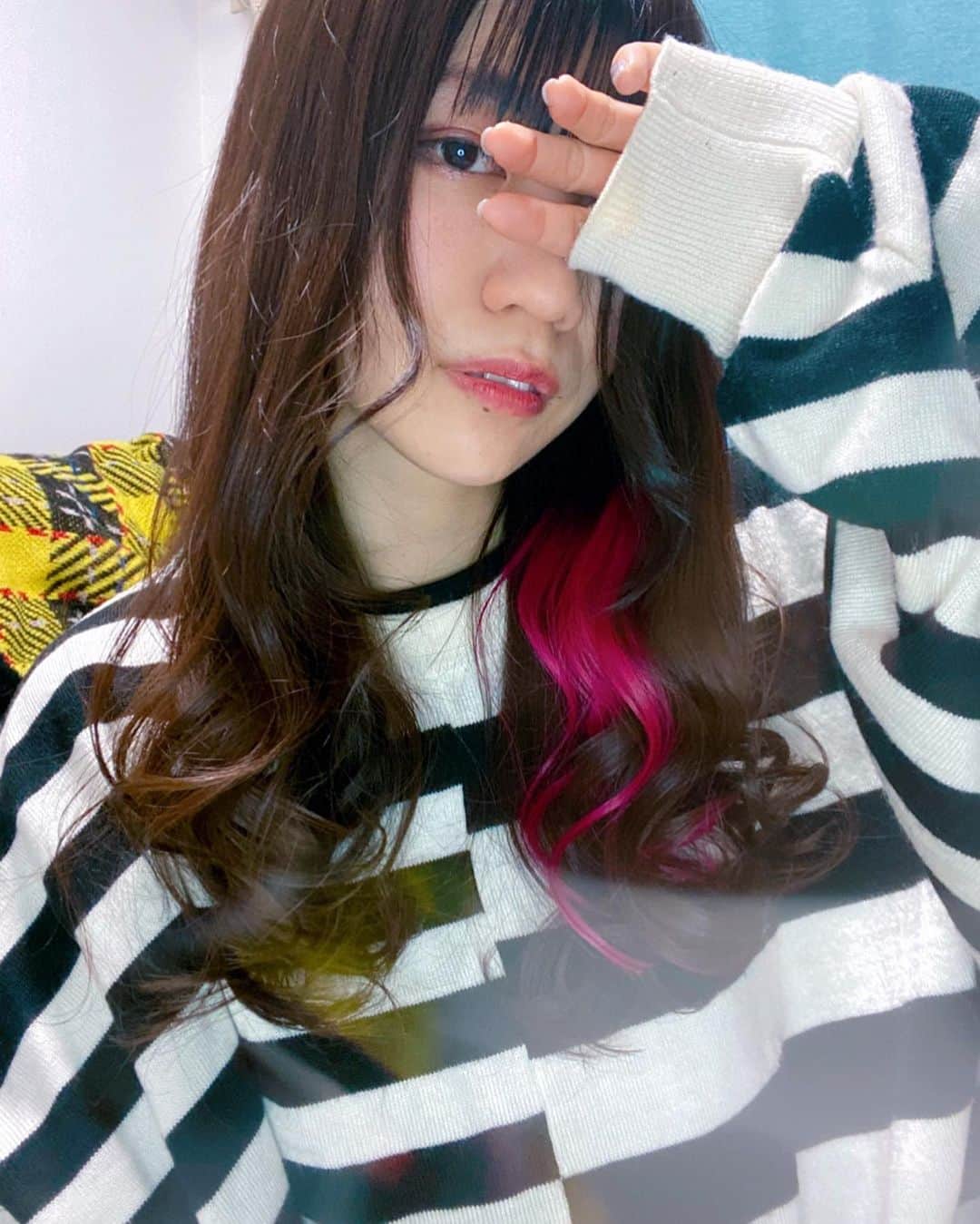 ぱいぱいでか美のインスタグラム：「Spicaでメンテ納め。家でギャンギャンのキメ顔 ꙳ #spica #hairsalon #innercolor ꙳ Spicaおさめ！メンテ行ってきました。 1ヶ月以上空いちゃったから髪綺麗になって嬉しい〜 いつもはメンテ後に担当の中田さんに お写真も撮ってもらうんですが バタバタの日だったのですぐ出なきゃで 家で撮ったよー。 自宅でギャンギャンのキメ顔してすみません。 家ロケあったから今は家も綺麗。あざす。 内カメ相変わらず変な反射入ってます(T . T) でもなんかオシャレでいっかってなって思い始めた。」