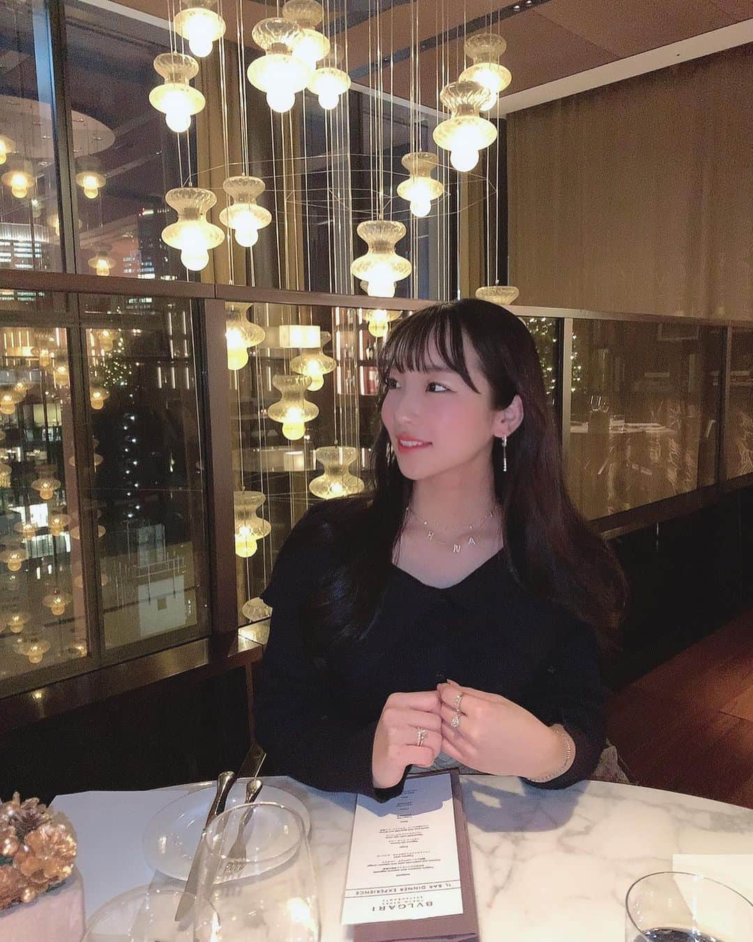 𝐇𝐈𝐍𝐀𝐊𝐎さんのインスタグラム写真 - (𝐇𝐈𝐍𝐀𝐊𝐎Instagram)「レネットチャームが綺麗に﻿ 写ってるので悩んだ末に投稿🥳🥰﻿ ﻿ 本当に可愛い〜🥺❤️‼️‼️﻿ レネットチャーム&ピアスも﻿ ダイヤモンドの一番横幅があるところ﻿ 💎←(ガードル部分)が出てます✨﻿ ﻿ レネットの凄くこだわったのは留め方です！﻿ ⚠️上下の2点で留めてます‼️✨﻿ ﻿ ダイヤモンドそのものの輝きを活かすため﻿ 出来るだけ地金はシンプルに✨﻿ そして爪(ダイヤを固定する)はハート爪🥰﻿ 普通の丸い爪だと寂しくて﻿ よくみたらハート♥️になってて﻿ これもまた職人さんと何度も何度も﻿ 留め方含めてやり直してます🙇‍♀️💎﻿ ﻿ ﻿ 一つ一つ、何かを一からつくるのは﻿ 本当に大変だけど何にも妥協できないので﻿ とことんやります😅😉✨﻿ ﻿ 最近よくつけてるレネットチャーム🥺💓﻿ これからもずっと愛用しますー🥰✨✨﻿ ﻿ ﻿ ﻿ #レネットチャーム ﻿ #1ctダイヤモンド ﻿ #1ctdiamonds ﻿ #ブルガリイルリストランテ ﻿ #ブルガリ #ブルガリカフェ ﻿ #東京グルメ #銀座ディナー ﻿ #女性経営者 #女性起業家 ﻿ #ラブイズ」12月21日 23時48分 - loveis_tokyo