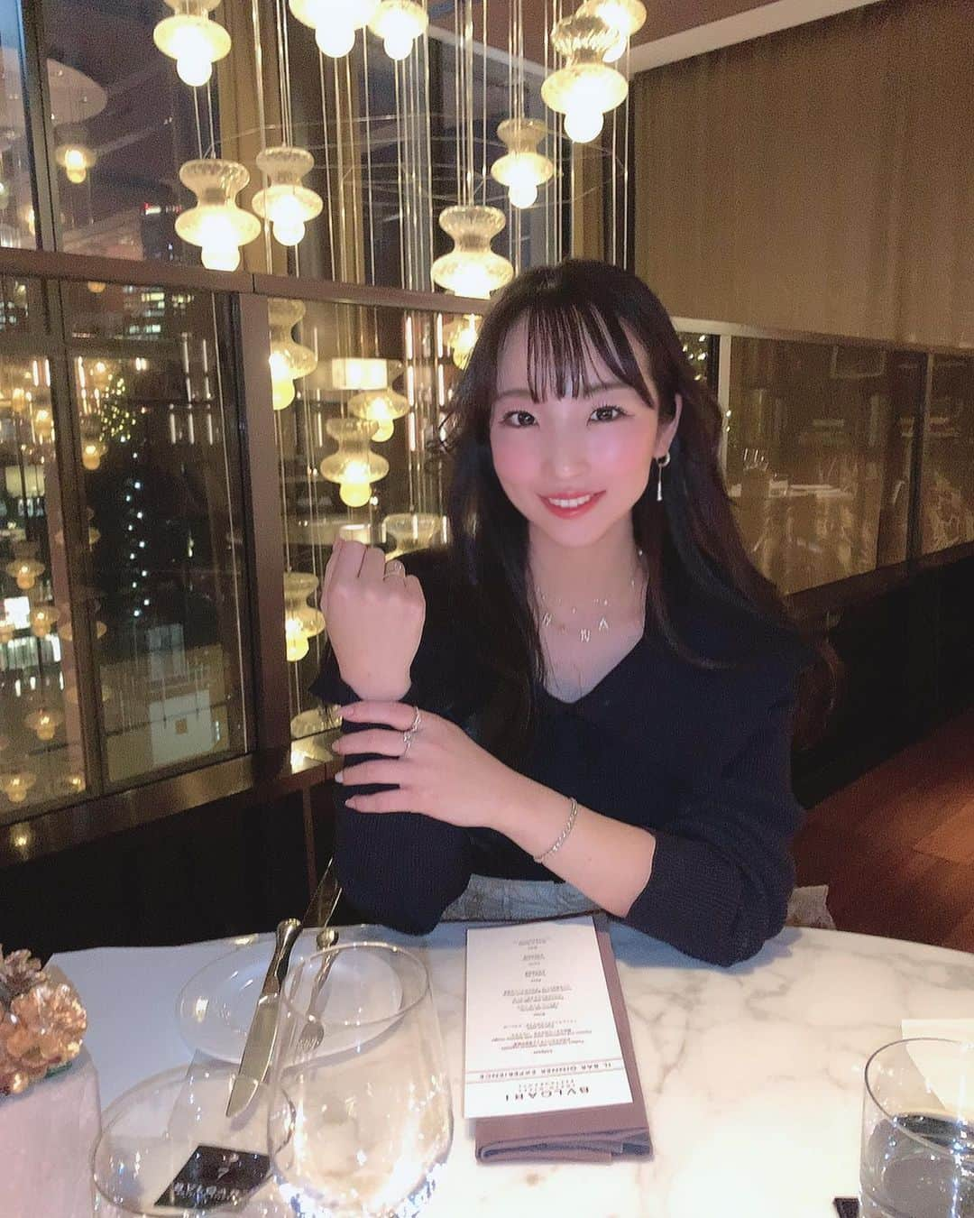 𝐇𝐈𝐍𝐀𝐊𝐎さんのインスタグラム写真 - (𝐇𝐈𝐍𝐀𝐊𝐎Instagram)「レネットチャームが綺麗に﻿ 写ってるので悩んだ末に投稿🥳🥰﻿ ﻿ 本当に可愛い〜🥺❤️‼️‼️﻿ レネットチャーム&ピアスも﻿ ダイヤモンドの一番横幅があるところ﻿ 💎←(ガードル部分)が出てます✨﻿ ﻿ レネットの凄くこだわったのは留め方です！﻿ ⚠️上下の2点で留めてます‼️✨﻿ ﻿ ダイヤモンドそのものの輝きを活かすため﻿ 出来るだけ地金はシンプルに✨﻿ そして爪(ダイヤを固定する)はハート爪🥰﻿ 普通の丸い爪だと寂しくて﻿ よくみたらハート♥️になってて﻿ これもまた職人さんと何度も何度も﻿ 留め方含めてやり直してます🙇‍♀️💎﻿ ﻿ ﻿ 一つ一つ、何かを一からつくるのは﻿ 本当に大変だけど何にも妥協できないので﻿ とことんやります😅😉✨﻿ ﻿ 最近よくつけてるレネットチャーム🥺💓﻿ これからもずっと愛用しますー🥰✨✨﻿ ﻿ ﻿ ﻿ #レネットチャーム ﻿ #1ctダイヤモンド ﻿ #1ctdiamonds ﻿ #ブルガリイルリストランテ ﻿ #ブルガリ #ブルガリカフェ ﻿ #東京グルメ #銀座ディナー ﻿ #女性経営者 #女性起業家 ﻿ #ラブイズ」12月21日 23時48分 - loveis_tokyo