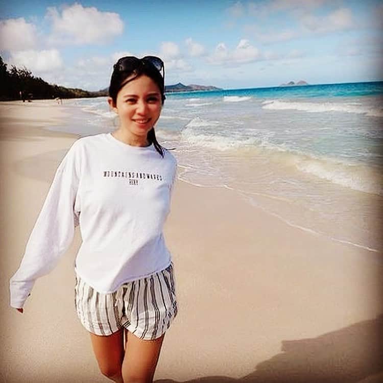 のインスタグラム：「Finally out of Tokyo after this crazy time.  #waimanalobeach #hawaii #beachgirl #」