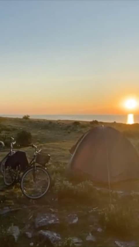オスカー・オリー・モランダーのインスタグラム：「A sunny flashback to a 550 km bike ride around Gotland. Here’s some of the views we had during the last part of the trip☀️🚴‍♂️🚴‍♀️」