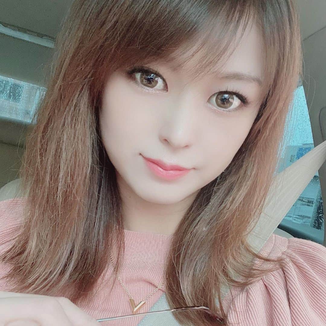 坂之下侑子のインスタグラム：「今日は母のバースデーでした🎂💕  こんな状況なので、一緒にお誕生日をお祝い出来ないのが悲しい🥲  素敵な素敵な一年になります様に🥂🤍  いつもインスタ見てくれてるから書いておこう🤭笑 #1221 #happybirthday #🎂✨ #いつかの写メ」