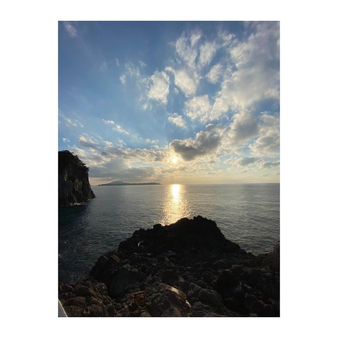 森田真以さんのインスタグラム写真 - (森田真以Instagram)「🧖🏻‍♀️ 古代ギリシャをモチーフにした 湯の浜露天風呂♨️ . 水着着用で24時間無料で誰でも入れます👙 海に面した露天風呂から太平洋に沈む 夕日や満天の星空が見れます🌌🌟 . 泉質は神経痛や筋肉痛に効能のある ナトリウム塩化物温泉！ 足湯もあるから旅で疲れた身体が癒されるよ〜💆🏻‍♀️ 温泉好きにはたまらないですね🥺💗 意外と知られてないスポットらしい🙄 . . . #温泉 #露天風呂 #足湯 #湯の浜露天温泉 #夕日 #新島 #東京 #旅行 #絶景 #旅行好きな人と繋がりたい #女子旅 #trip #tripgram #hotsprings #tokyo #niijima #model #ocean #sea #beauty #training #cycling #travel #portrait #sunset #fashion #instagood #메이크업 #코스메틱 #패션」12月21日 23時53分 - morita_mai