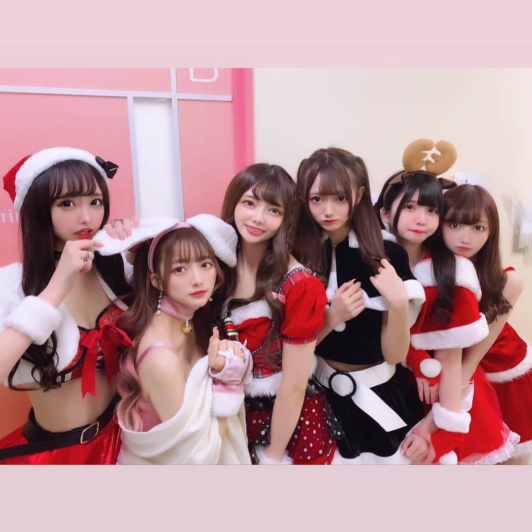 なっちゃんのインスタグラム：「本当に全員可愛くて最強…( ˊ• ·̭ •̥ )💘  #サンタコス#アイドル#partea#地下アイドル」