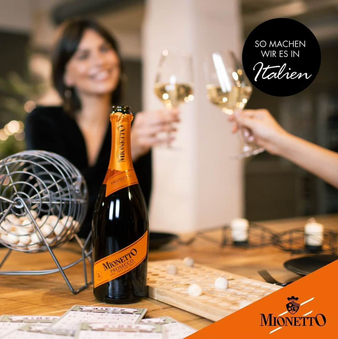 Mionetto Prosecco Deutschlandのインスタグラム：「Wer nicht mitspielt hat schon verloren! 🎲 . An Weihnachten wird in Italien nicht nur geschlemmt, sondern auch gezockt. Über das Jahr angesammeltes Kleingeld wird mit der Familie bei einer Art Bingo verspielt und dabei kann es lebhaft hergehen! Schnappt euch einen MIONETTO Prosecco  und los geht´s! . Buona fortuna 🍀 . . #mionetto #mionettoprosecco #italianwayoflife #livingladolcevita #bingo #zocken #buonafortuna」