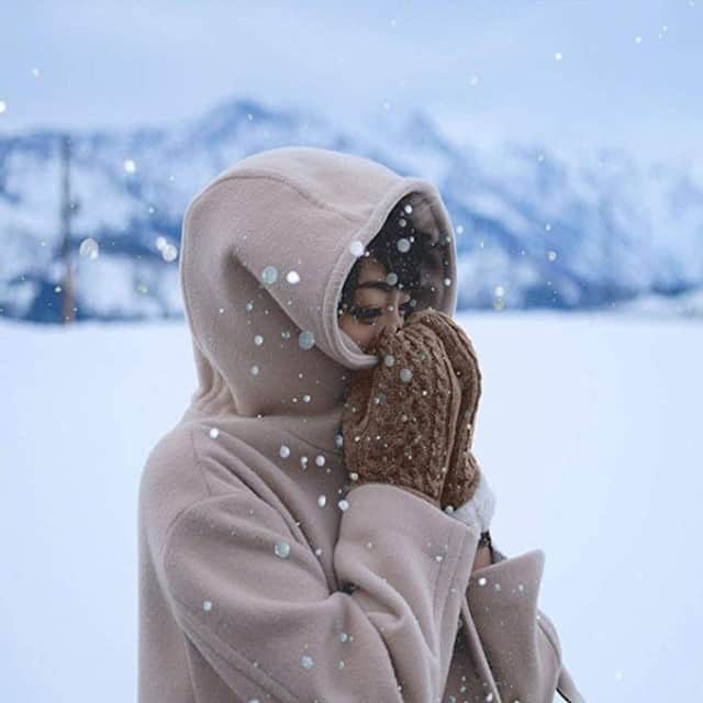 HGTVさんのインスタグラム写真 - (HGTVInstagram)「Are you excited for or dreading the coldest season of the year? 🥶 Winter officially starts today, and we're bracing ourselves for frigid temps and shorter days. ❄️⁠ ⁠ These cozy items we found on Amazon are certainly boosting our mood, though. 🧤 Shop fleece-lined mittens and fuzzy slippers at the link in our profile. 🔝🛍⁠ ⁠ #shopping #winter #cozy #snow」12月22日 0時01分 - hgtv
