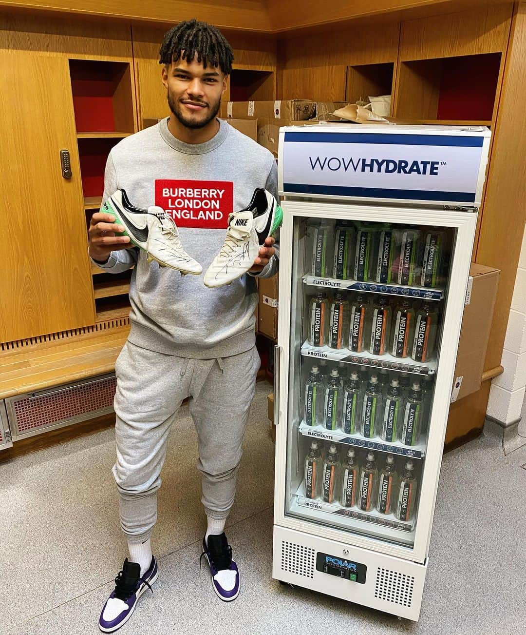 タイローン・ミングスのインスタグラム：「In the Christmas Spirit! 🎄  GIVEAWAY with a @wowhydrate present 🎁  WIN a framed signed boot from myself and a supply of WOW HYDRATE waters, I am picking 2 winners! Simply... follow @wowhydrate and tag 2 friends in the comments below!  Good Luck 🤞  (UK entrants only) Announcing a week from today on wow hydrate’s story!」