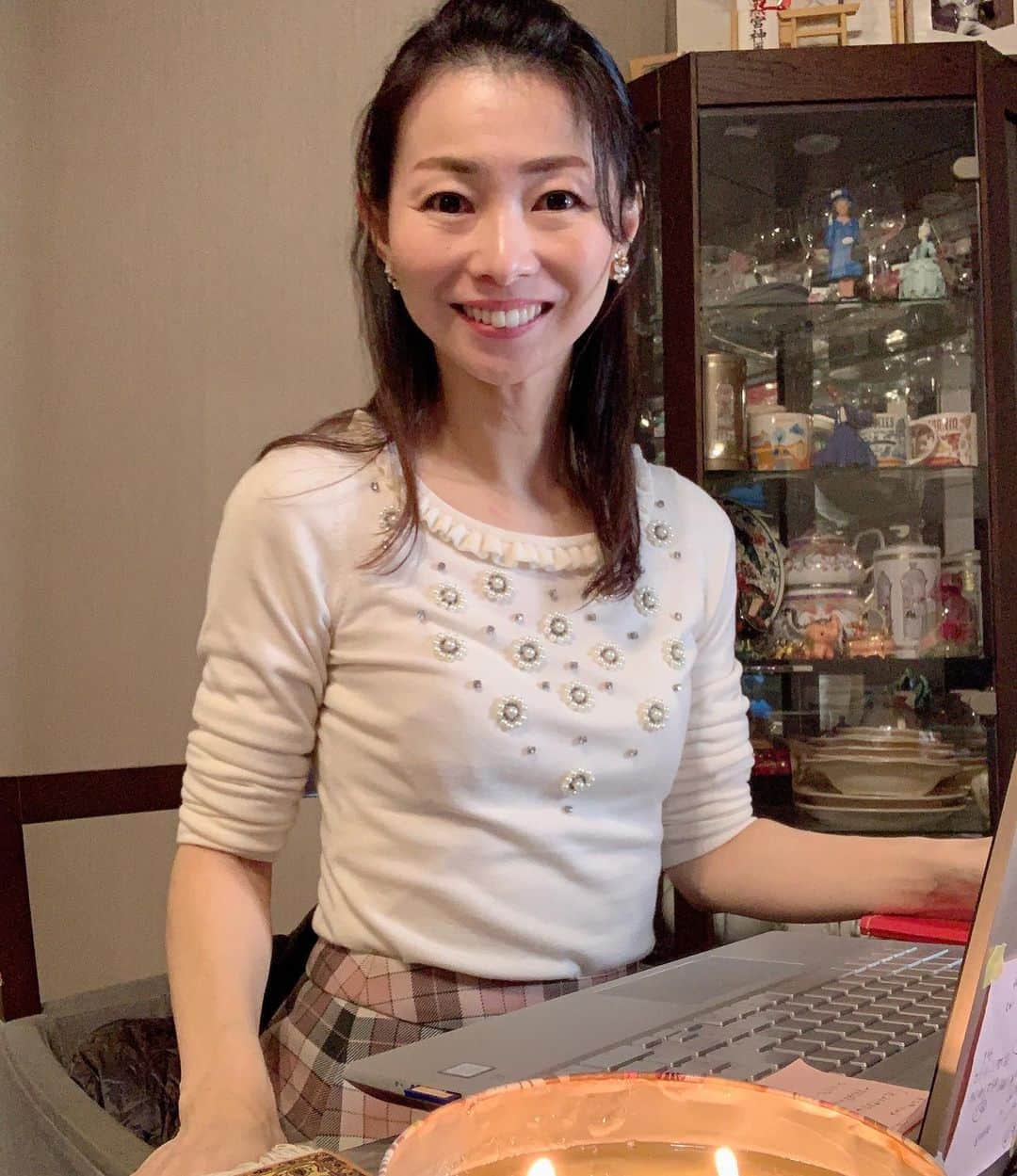 荒生暁子さんのインスタグラム写真 - (荒生暁子Instagram)「今日が仕事納め 大学のオンライン講義で 締め括りました。  慣れないteamsにあたふた〜 毎回レポートで色んなメッセージ ありがとう❤️ 元気もらってます❣️😆 大学生の情報はいつも新鮮✨ 年明けからも頑張りましょう まずはお疲れ様でした。 #仕事納め#大学 #オンライン講義 #teams#teamsで授業  #お仕事に感謝 #コミュニケーション講師 #非常勤講師」12月22日 0時08分 - akikoarao0904