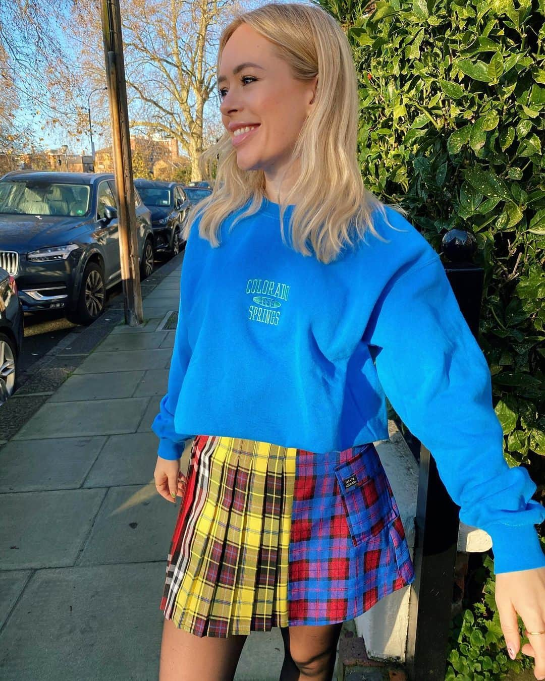 タニヤ・バーさんのインスタグラム写真 - (タニヤ・バーInstagram)「Last week in London on a brighter day with a brighter outfit to match 💙❤️💛 sending love to all of you xx」12月22日 0時11分 - tanyaburr