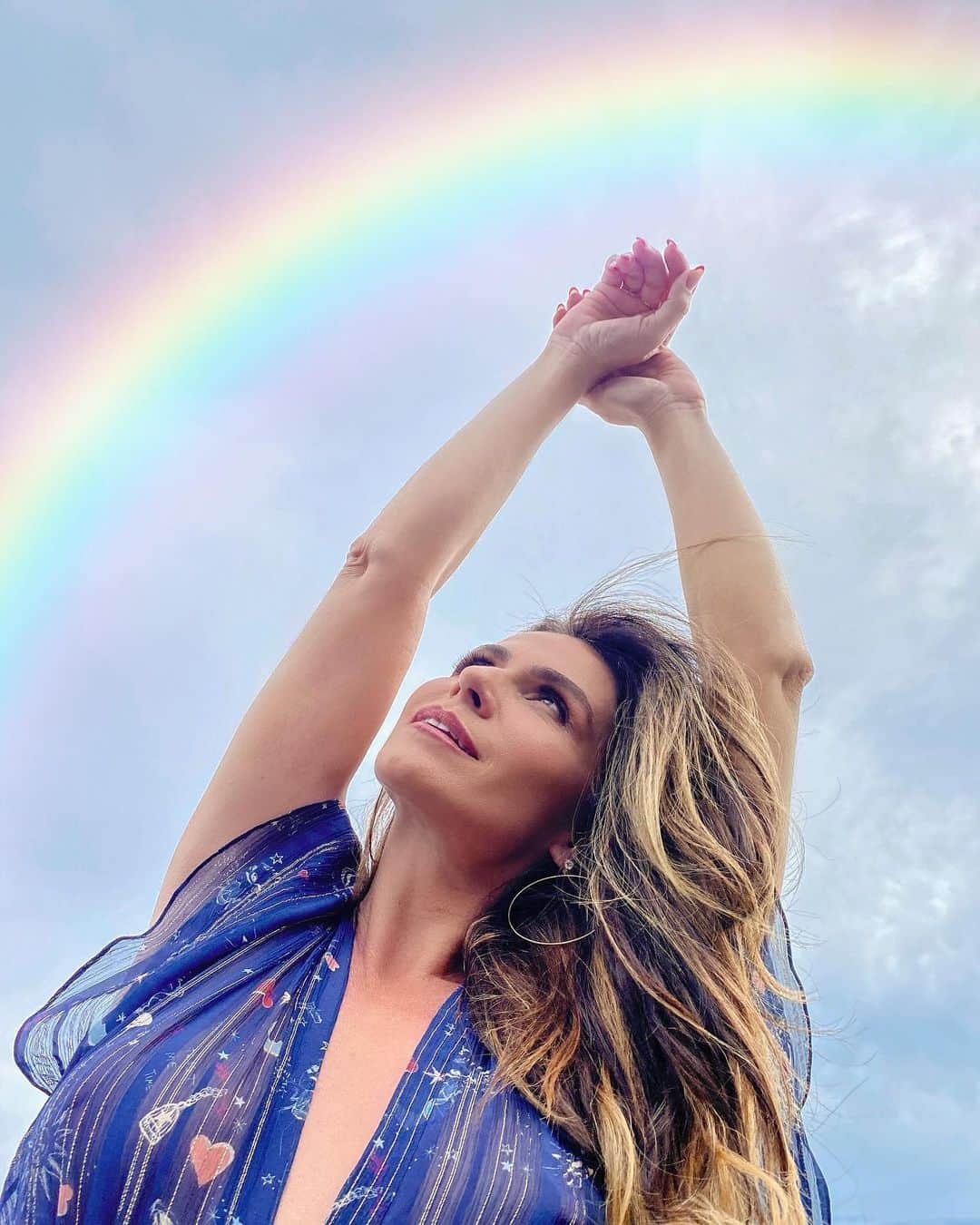 Giovanna Antonelliのインスタグラム：「Sou feliz por sentir amor em mim, principalmente quando ele me leva para outra dimensão, me faz voar!!!! 🌈 E minha maior motivação para voar é o meu trabalho, que amo e conheci várias partes desse mundo através dele!!! Nossa! Vi tanta gente diferente, absorvi tanto conhecimento...😊 A @latamairlines te reconecta com o que você mais gosta. 🥰 Neste novo mundo, #QualSeuProximoVoo ? 😉」