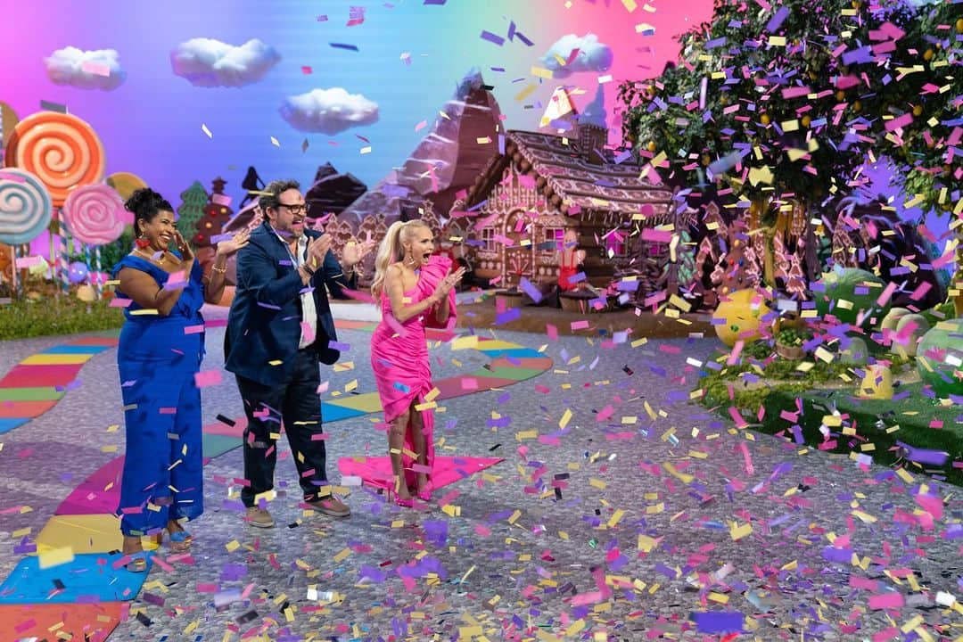 クリスティン・チェノウェスさんのインスタグラム写真 - (クリスティン・チェノウェスInstagram)「The moment we've all been waiting for... when the winners of #CandyLand were crowned! Who enjoyed last night's finale?! 🍭🍬🍫 @foodnetwork」12月22日 0時12分 - kchenoweth
