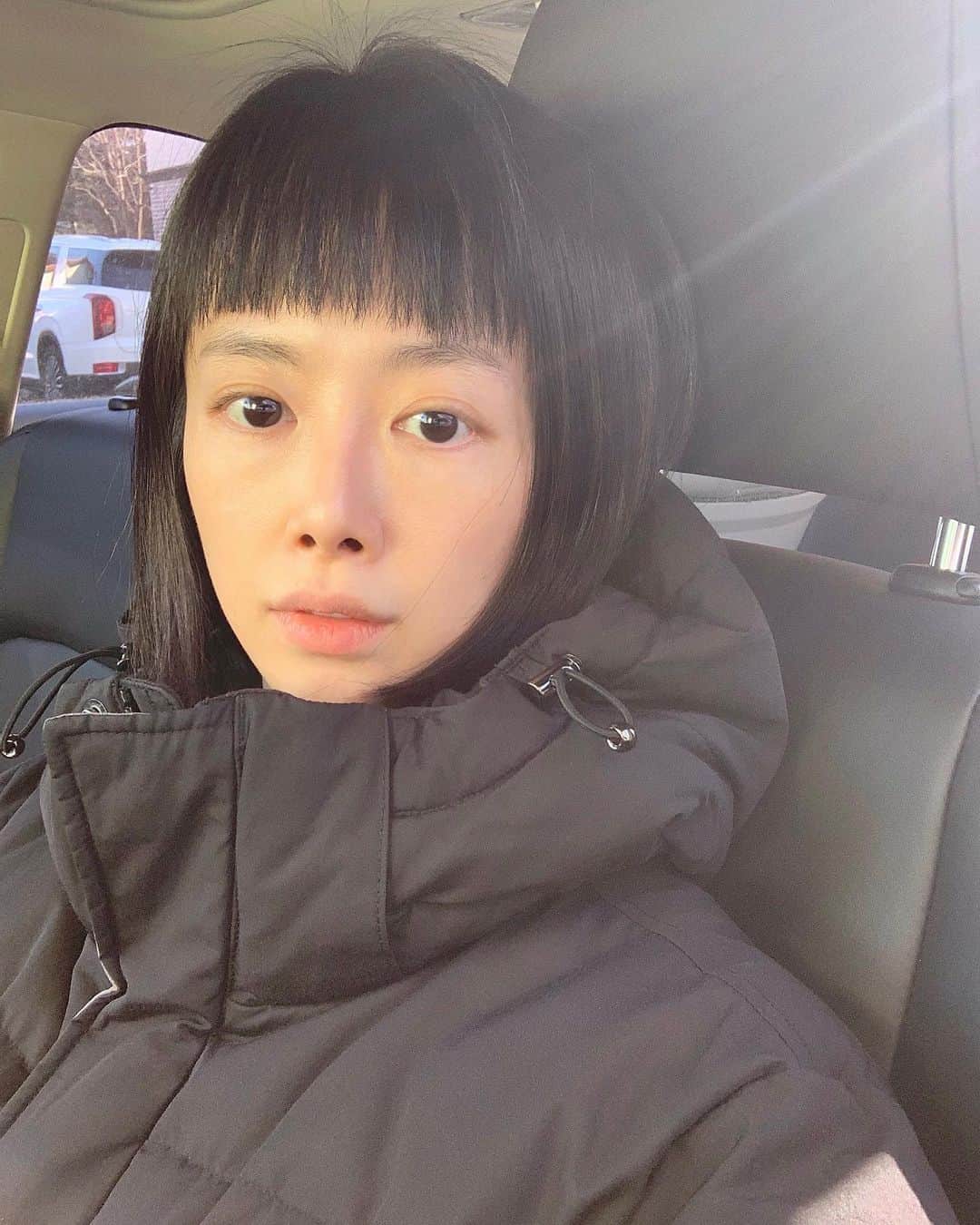 シン・ジスのインスタグラム：「사과같은 내 얼굴 ~  이 아니라 드리워진 내 얼굴~  힘내요 아지매요」