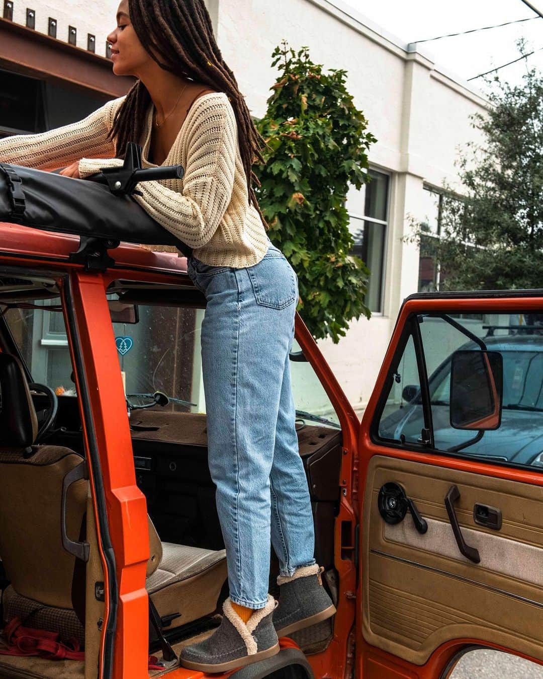 サヌークのインスタグラム：「At home or on the go – Nice Bootah makes for the ultimate cozy companion.」