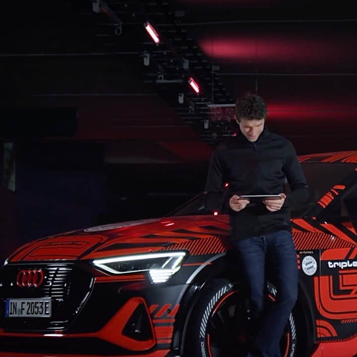 トーマス・ミュラーのインスタグラム：「WERBUNG This year I have been supporting Santa a little and have delivered some gifts to the @nicolaidisyoungwingsstiftung. How do you like my new sleigh from @audi_de? Wishing you all a merry Christmas. 🎅🎄 #esmuellert #christmas #nicolaidisyoungwingsstiftung #audi #sleigh」