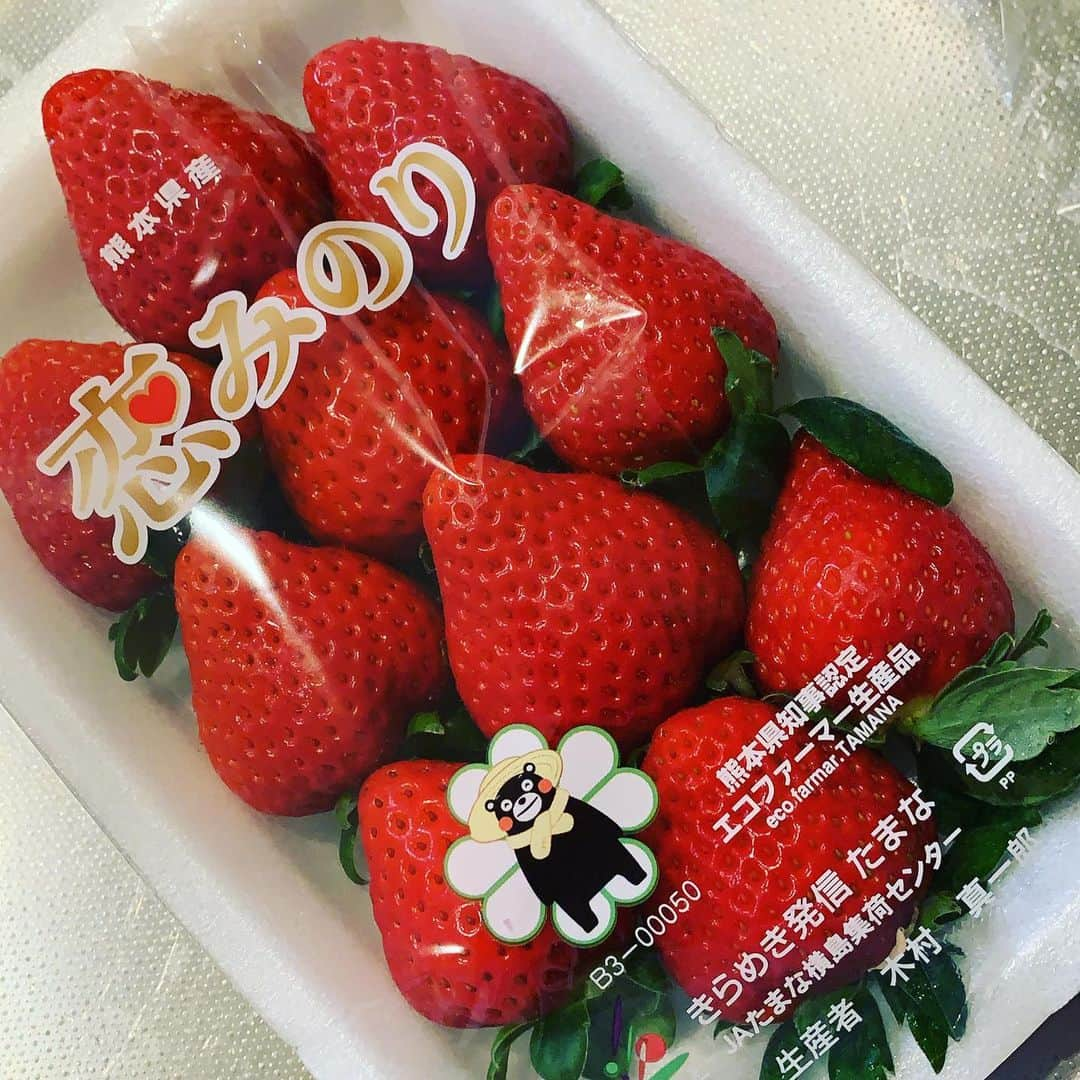 遠藤未菜のインスタグラム：「🍓  今年初いちご　遅  いい匂い❤️  クリスマス近いし この色かわいい💕✨  幸せ  #いちご #恋みのり #くまモン #いちごの香り #いただきます」