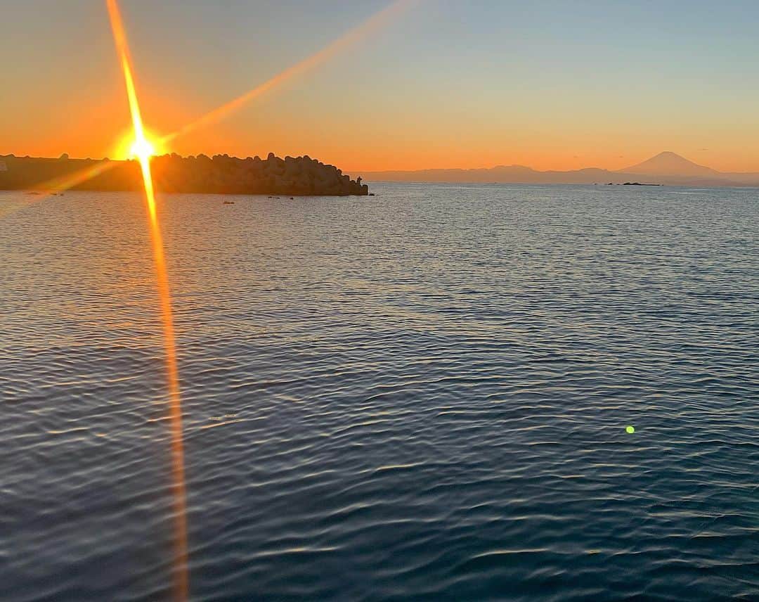のインスタグラム：「海岸沿いにて降ろして下さったチームに感謝🚌🐒🌅2020.12.21 冬至 心身暖かい1日やったので柚子は少なめじゃー☺︎♡  #shootingday #hayama #冬至 #柚子 #加温 #newstart」
