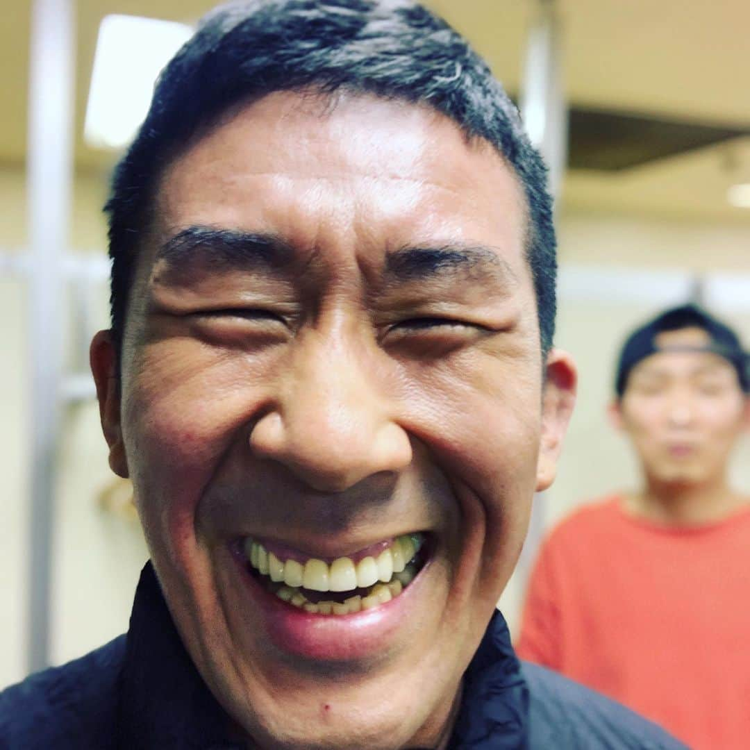 田村裕さんのインスタグラム写真 - (田村裕Instagram)「今日は笑い飯さんのライブのゲストでした〜！  M-1 2020 について話すだけのコーナー。ただただ楽しいだけ。ギャラいらんやつ。  M-1を1人で家で見るのも幸せだったなぁ。改めて漫才好きだなぁと再確認させられました。  漫才最高。  楽屋で同じくゲストのノンスタ石田とパシャリ！  石田もええ顔してますね👍  #笑い飯 #M1グランプリ #ノンスタイル #ノンスタイル石田 #漫才 #今日も笑えた？ #笑えなかったとしても大丈夫 #俺が笑ってる #明日は笑おう #麒麟田村 #タムラ433 #TAMURA #smile #SMILE #powersmile #POWERSMILE #パワースマイル #エネルギースポット」12月22日 0時36分 - hiroshi9393