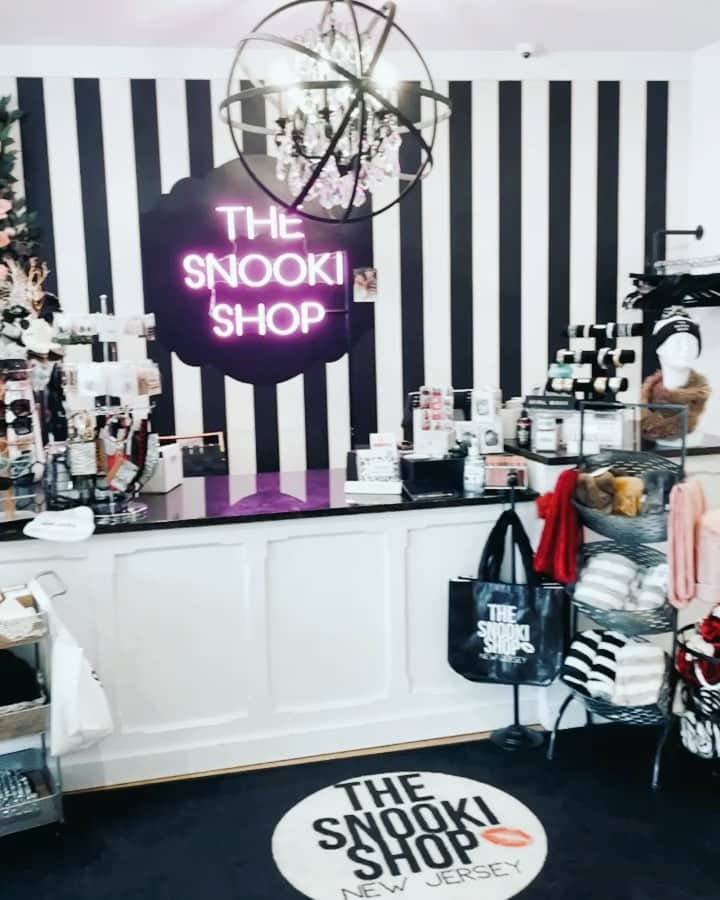ニコール・ ポリッツィのインスタグラム：「CHRISTMAS WEEK🎄🥰 Come thru at my two locations to grab your last minute goodies !! Madison, NJ & Beacon, NY 💋 @thesnookishop」