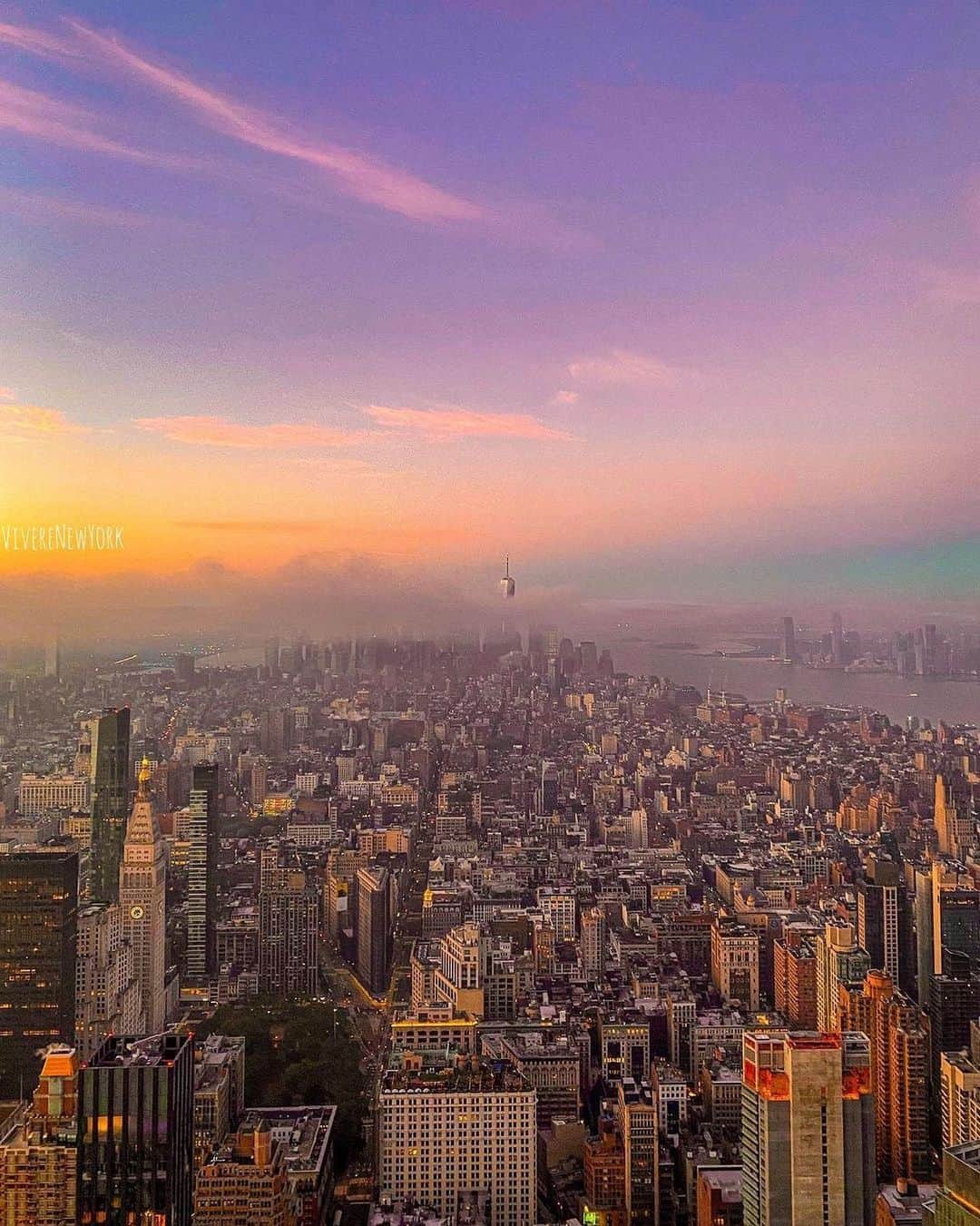 Empire State Buildingさんのインスタグラム写真 - (Empire State BuildingInstagram)「Nothing like a New York City sunrise ❤️  ⠀⠀⠀⠀⠀⠀⠀⠀⠀  Make these gorgeous views the first 🎁 you open on Christmas morning with the link in our bio!  ⠀⠀⠀⠀⠀⠀⠀⠀⠀  📷: @viverenewyork #EmpireStateBuilding」12月22日 0時41分 - empirestatebldg