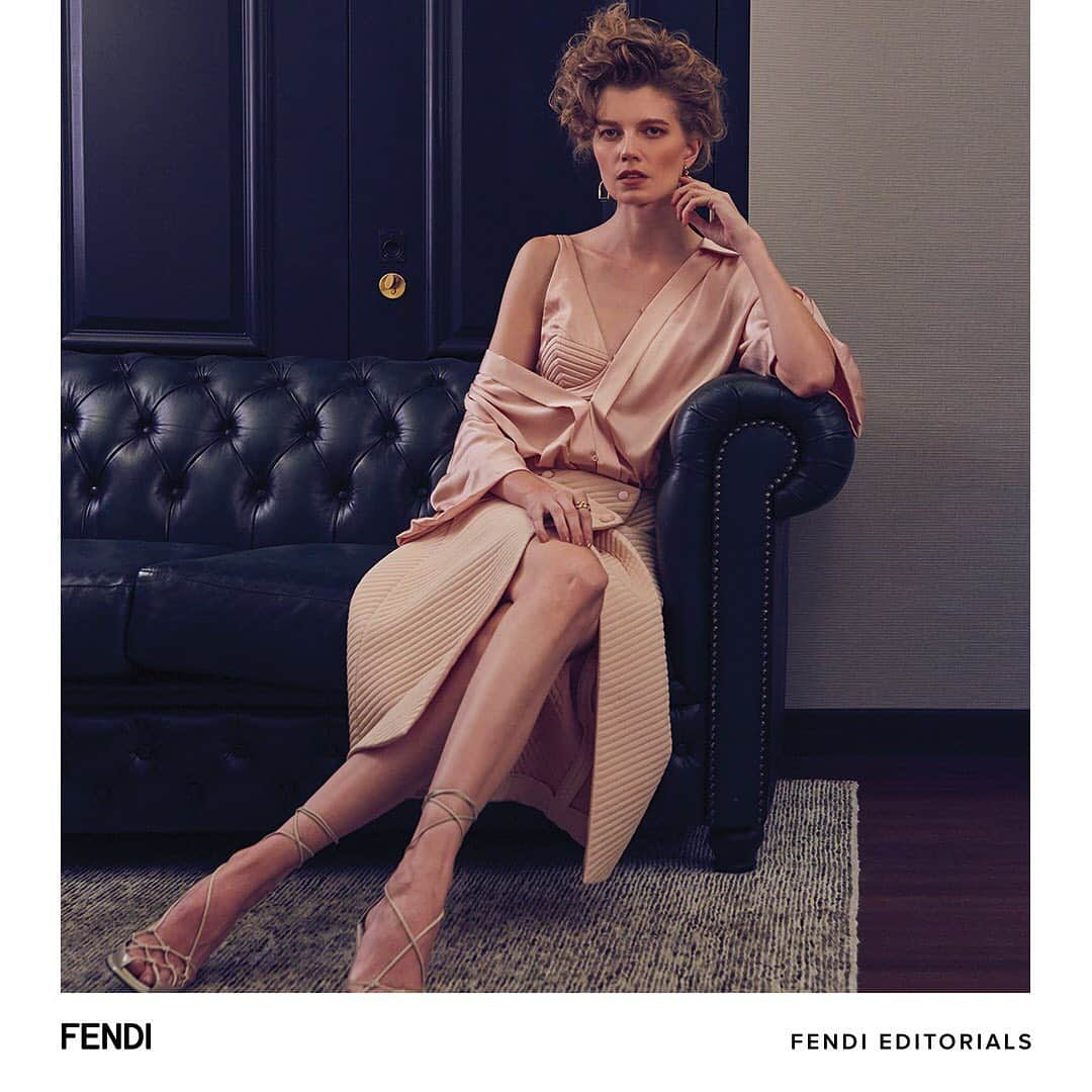 Fendiさんのインスタグラム写真 - (FendiInstagram)「Time to shine. The #FendiFW20 pale-pink ensemble takes the spotlight in @prestigesg. #FendiEditorials  Fashion direction: @johnnykhookhoo  Photographer: @alecianeo Stylist: @_Jacquie Hair: @kenhong.sg  Make-up: @clarence_lee Model: @saarasihvonen」12月22日 0時42分 - fendi