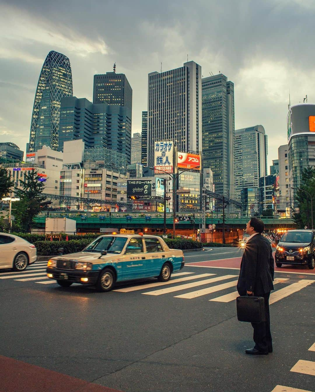 National Geographic Travelさんのインスタグラム写真 - (National Geographic TravelInstagram)「Photos by @andrea_frazzetta / “Tokyo was like a dream. And today, my own images appear to me as if they were invented. Like when, after a long time, you find a slip of paper on which you once had scribbled down a dream on the first light of dawn. You read it in amazement, and you don’t recognize a thing, as if it were someone else’s dream.” —Wim Wenders, from the movie Tokyo-Ga The first time I went to Tokyo I was on an assignment. I had always desired to go there. It was just like landing on another planet, and at the same time it was a bit like going home. Tokyo has become a door into a parallel universe for me; the discovery of a place I had only dreamed. I hope to return soon to explore the city.  To see more photos from my travels, follow me @andrea_frazzetta. #Tokyo #Japan」12月22日 0時44分 - natgeotravel