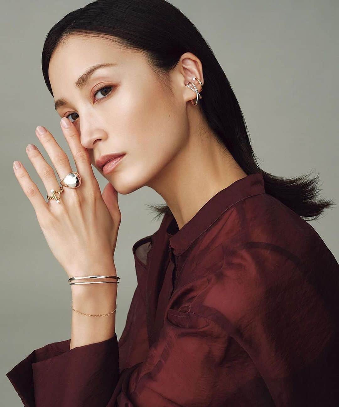 のインスタグラム：「ホリデー気分が高まる今、チェックしたくなるのがジュエリー💎 ﻿ 誌面のjouete特集では人気スタイリスト百々ちゃん　@dodo_chiharu が、いつもの着こなしをモダンかつ洗練されたものに見せてくれる素敵なジュエリー使いをいろいろ提案してくれてます♡ ﻿ 麗しいエイミちゃんがつけているのは12/31まで数量限定発売中のウィンターコレクション。  2枚目の髪の毛に馴染むようなイヤーカフも素敵でしたよ！  大人気のイヤーカフにも新作がたくさん登場♡♡♡  #otonaMUSE#オトナミューズ #ミューズ編集T #jouete#ジュエッテ #jewelry #ootdfashion  #earcuff #イヤーカフ #お手頃なのも良き♡」