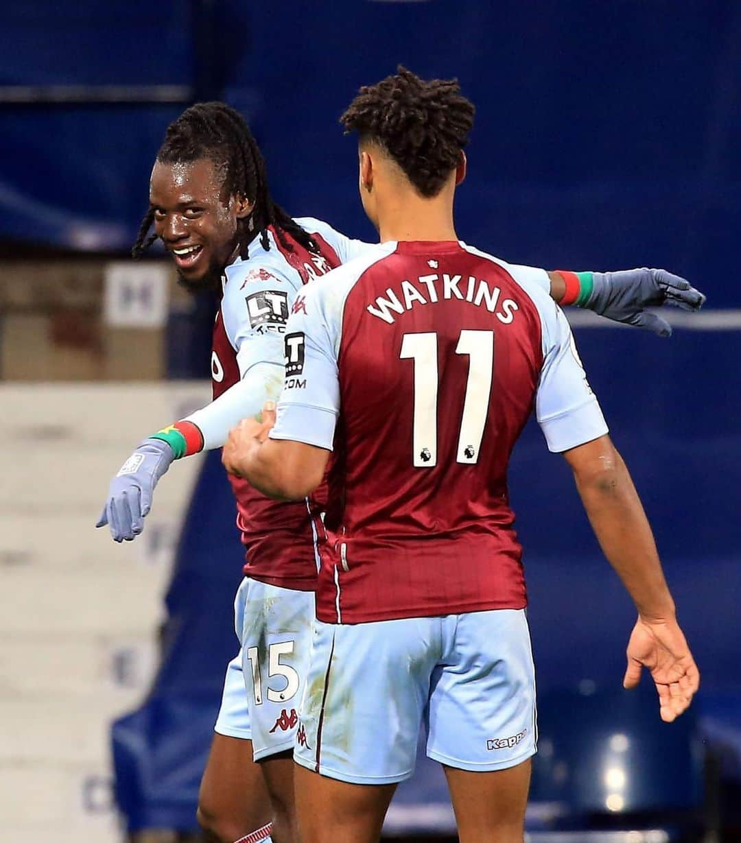 バートランド・トラオレのインスタグラム：「Great team performance yesterday💪🏾🟣 and of course happy to have scored my first PL goal for @avfcofficial  #ato #ato #deconfinement #15🇧🇫🐎」