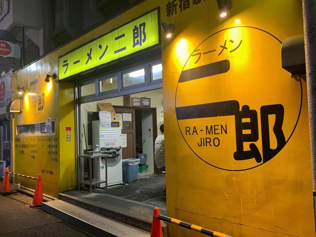 SUSURUさんのインスタグラム写真 - (SUSURUInstagram)「ラーメン二郎 新宿歌舞伎町店 ラーメンニンニクアブラ、味玉 数億年ぶりの歌舞伎町二郎。 迷わず食えよ、食えばわかるさ。 ありがとぉーーーっ！！ #susuru_tv #ラーメン二郎新宿歌舞伎町店 #歌舞伎町 #新宿 #ラーメン #うまい  #ラーメン #らーめん #ramen #ラーメン部 #ramennoodles #毎日ラーメン生活 #麺スタグラム #japaneseramen #japanramen #foodstagram #foodie #noodles #instanoodle #instaramen #instafood #susururecommended #ラーメン二郎 #歌舞伎町二郎 #ラージロ #二郎 #新宿ラーメン」12月22日 0時51分 - susuru_tv