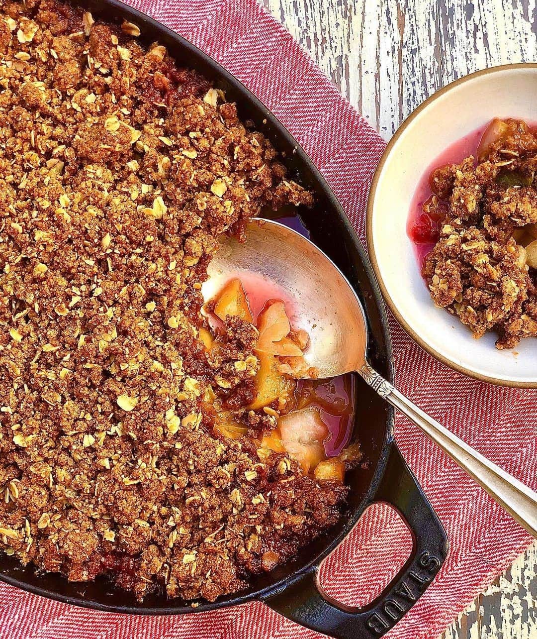 Staub USA（ストウブ）さんのインスタグラム写真 - (Staub USA（ストウブ）Instagram)「This festive pear-cranberry with gingersnap crisp from @pamelasalzman is a perfect holiday treat, but don't limit it to the dessert course. Serve with a scoop of yogurt and presto: it's breakfast. Grab the recipe and a link to our versatile, made-in-France cast-iron bakeware at the link in our bio. #madeinStaub」12月22日 0時54分 - staub_usa