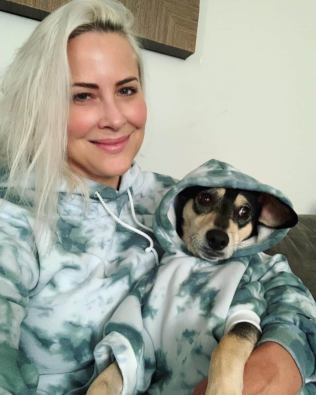ブリタニー・ダニエルのインスタグラム：「This is where I’ll be over the holidays.Thank you @courtneytallmanhair for the perfect Christmas gift.You know me so well. Matching sweats by @realcutecreative #owningit #doggiesweatshirt #purelove #myboytj」