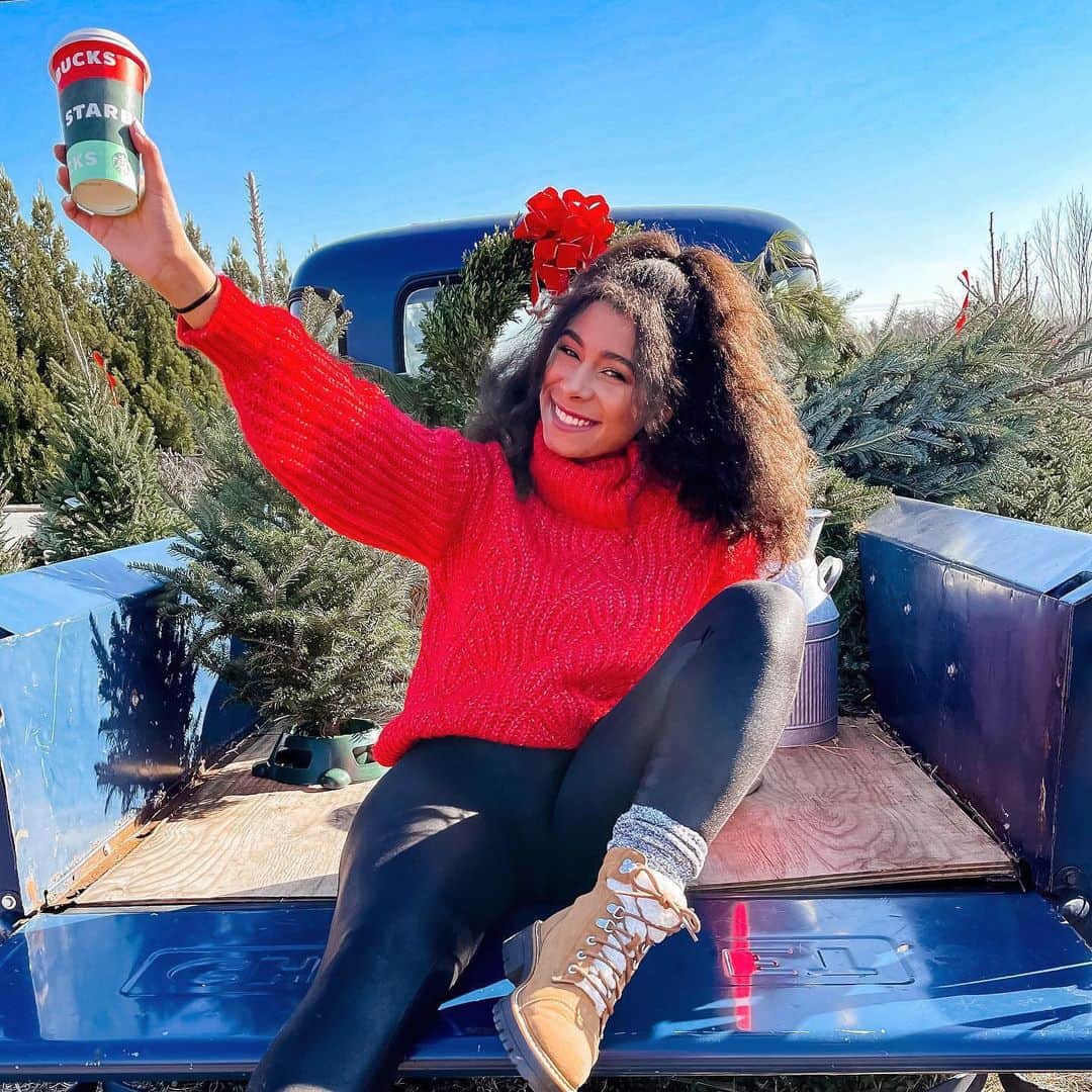 Target Styleのインスタグラム：「A cozy gift for yourself. ❤ Shop 50% off women’s sweaters through 12/26! *Exclusions apply 📷: @lindsayerinn」