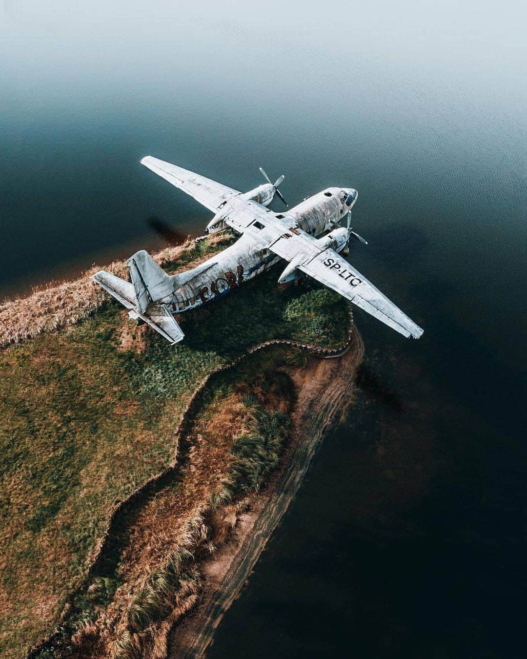 Discover Earthさんのインスタグラム写真 - (Discover EarthInstagram)「Do you have any plane stories to tell us ?  "Last minute touchdown." #discoverpoland🇮🇩 with @bokehm0n  . . . .  #plane  #airplane  #aircraft  #aviation  #avgeek  #planespotting  #boeing  #instagramaviation  #instaplane  #planeporn  #megaplane  #instaaviation  #aviationgeek  #aviationlovers  #airbus  #aviationphotography  #flight  #airport  #planes  #pilot  #planespotter  #avporn  #aviationdaily  #flying  #boeinglovers  #spotting  #airplanes  #planelovers  #spotter」12月22日 1時00分 - discoverearth