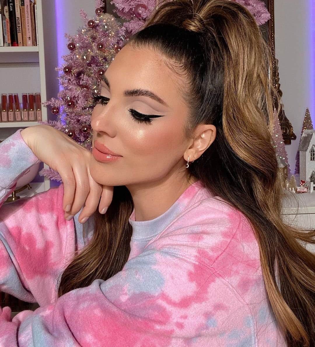 Too Facedのインスタグラム：「Global Beauty Director, Elyse is wingin' it in our NEW Killer Liner shades Black & Storm 🔥 Tag a BFF who'd recreate this glam!⁣ ⁣ Other products used:⁣ Born This Way Matte Foundation shade Seashell ⁣ Born This Way Super Coverage shade Marshmallow ⁣ Milk Chocolate Bronzer ⁣ Sugared Peach Highlighter ⁣ Lip Injection Lip Gloss shade Bigger The Hoops ⁣ Better Than Sex Mascara ⁣ Better Than Sex Falsie Lashes style Doll Eyes⁣ #toofaced」