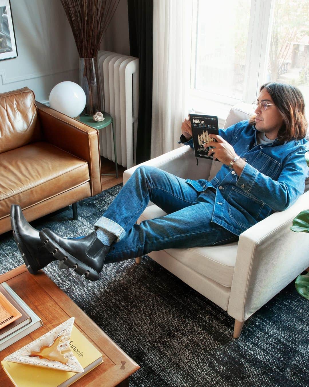 Cole Haanのインスタグラム：「Writer @Tai_leclaire does some inspirational reading in his 4.ZERØGRAND Chelsea boots—comfortable indoors and out.」