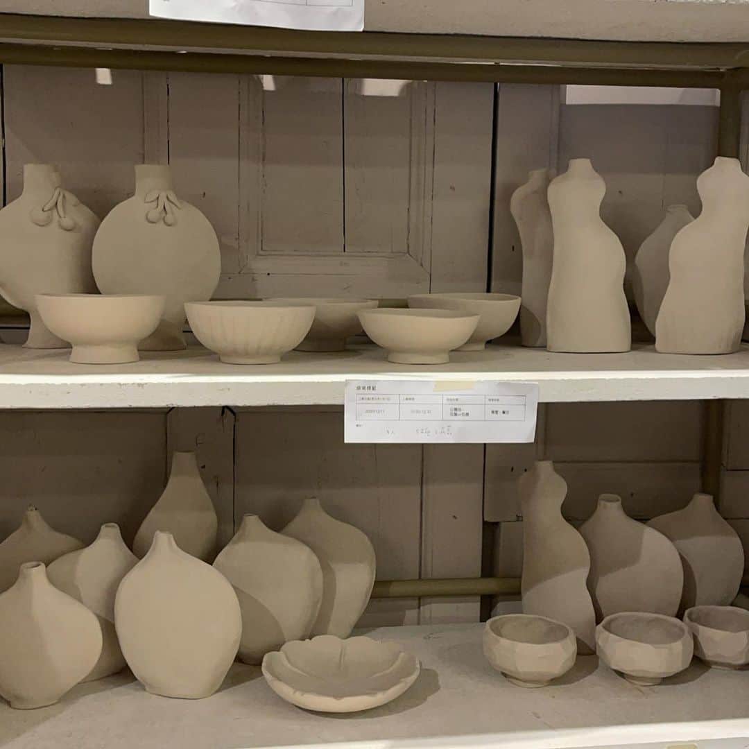 チャン・チュンニンのインスタグラム：「前幾天去了 @roundround.pottery 開幕後 隔一天馬上上網報名月底的 花器手捏體驗課  好期待！希望我是巧手 👋🏻」