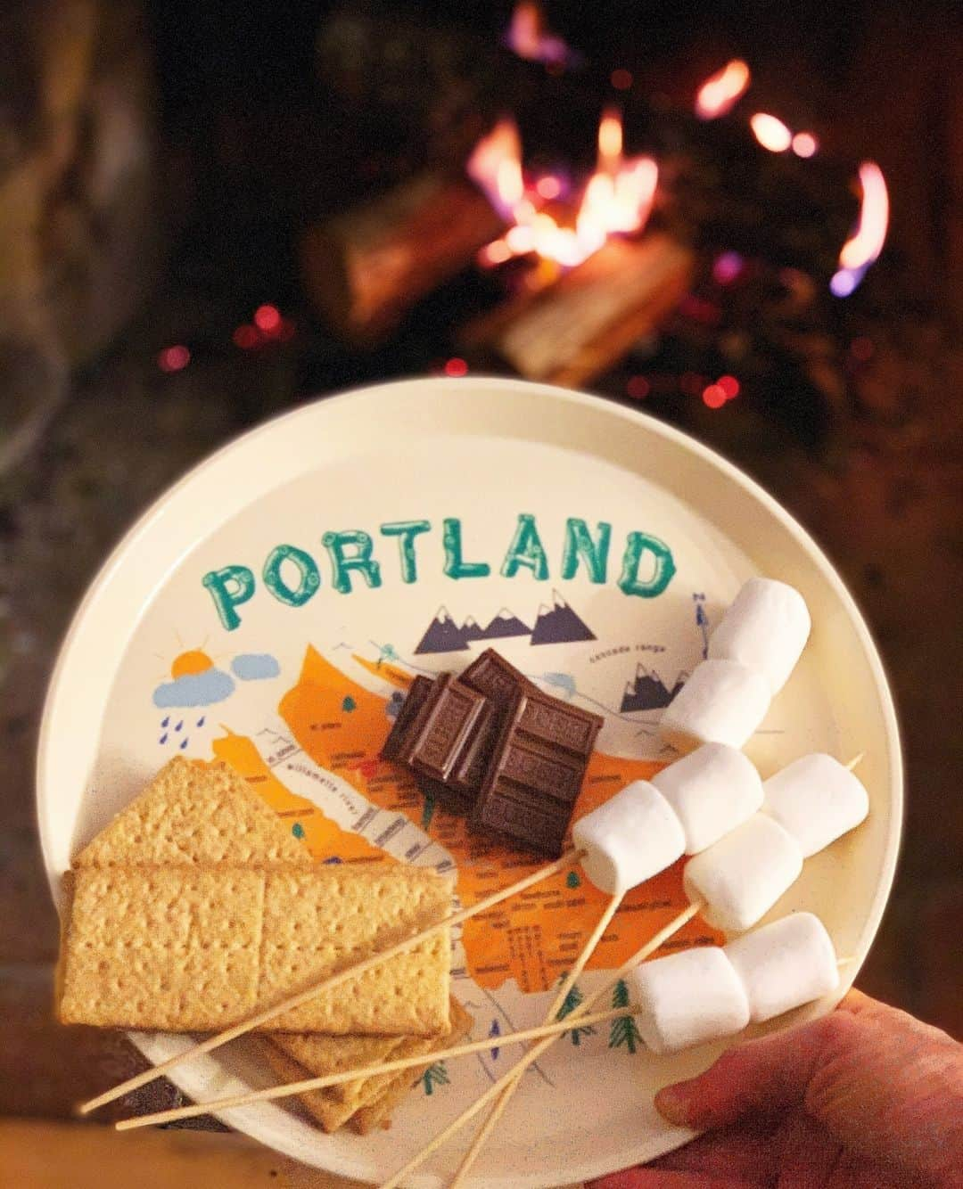 マップトートさんのインスタグラム写真 - (マップトートInstagram)「the s'more, the merrier! ⁠ .⁠ .⁠ #smores #smoreskit #campfire」12月22日 1時05分 - maptote