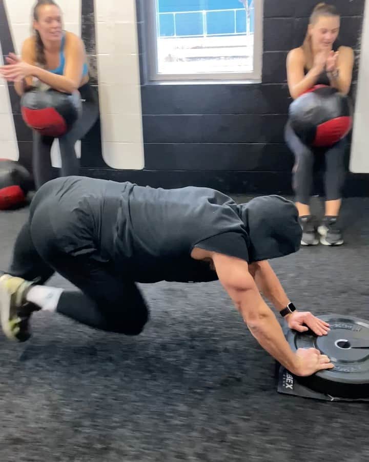ショーン・ブースのインスタグラム：「I take one @boothcampgym class a day 💪🏼 Not only because the programming is insane (thanks coach @mytrainercarmen) but because I have to work really damn hard to try and keep up with our members 🤣 I’m still hurting from this one 👆🏼 . BC members said they wanted a real burner this Monday before Xmas so @mytrainercarmen dropped the overall number of exercises, kept heavy staples like split squats, & added short bursts of intensity like these sled pushes. Smart programming made for a killer workout. #BOOTHCAMPteam #nevermissamonday」
