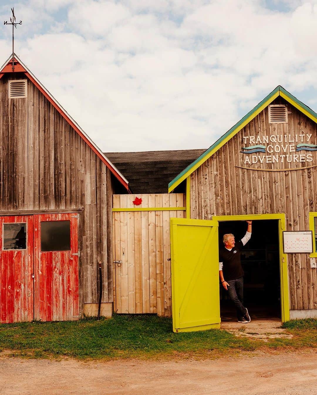 Explore Canadaさんのインスタグラム写真 - (Explore CanadaInstagram)「Get to know the people who keep our country’s heart beating strong.⁠⠀ ⁠⠀ Meet Captain Perry Gotell, of Tranquility Cove Adventures in Georgetown, Prince Edward Island (@tourismpei) and follow along as we profile the faces in our communities who make our hearts glow and the country’s heart beat.⁠⠀ ⁠⠀ I was a third-generation fisherman and it was a fantastic life. Then I saw an opportunity and branched out to start taking visitors to a local island where my family spent summers. I discovered all these stories locked up within me and it was such a joy to share them.  Storytelling is as big a part of my business as digging and cooking clams, and I found a way to make it my job. I was in that sweet spot where I was making money loving what I was doing—introducing visitors to the island I call home and sharing the history of my family. ⁠⠀ With a view of the water from wherever you stand in town, coastal Georgetown is an idyllic place for our business. Home to 500 people, we have all worked together and built a special place. You see visitors in the restaurants, playhouse and gift shops because it is a cool spot to hang out. Sadly, we lost much of that this year; it was a kick to the community.  But we will hang on. We need each other more than ever now. ⁠⠀ ⁠⠀ #CanadaNice #ForGlowingHearts⁠⠀ ⁠⠀ *Though now might not be the right time to travel, there are many meaningful ways to support businesses in your community. Start by sharing this post to spread the love, then discover more of the faces behind Canada’s tourism industry at the link in our bio.*⁠⠀ ⁠⠀ 📍: @tourismpei⁠⠀ ⁠⠀ #ExplorePEI⁠⠀」12月22日 1時16分 - explorecanada