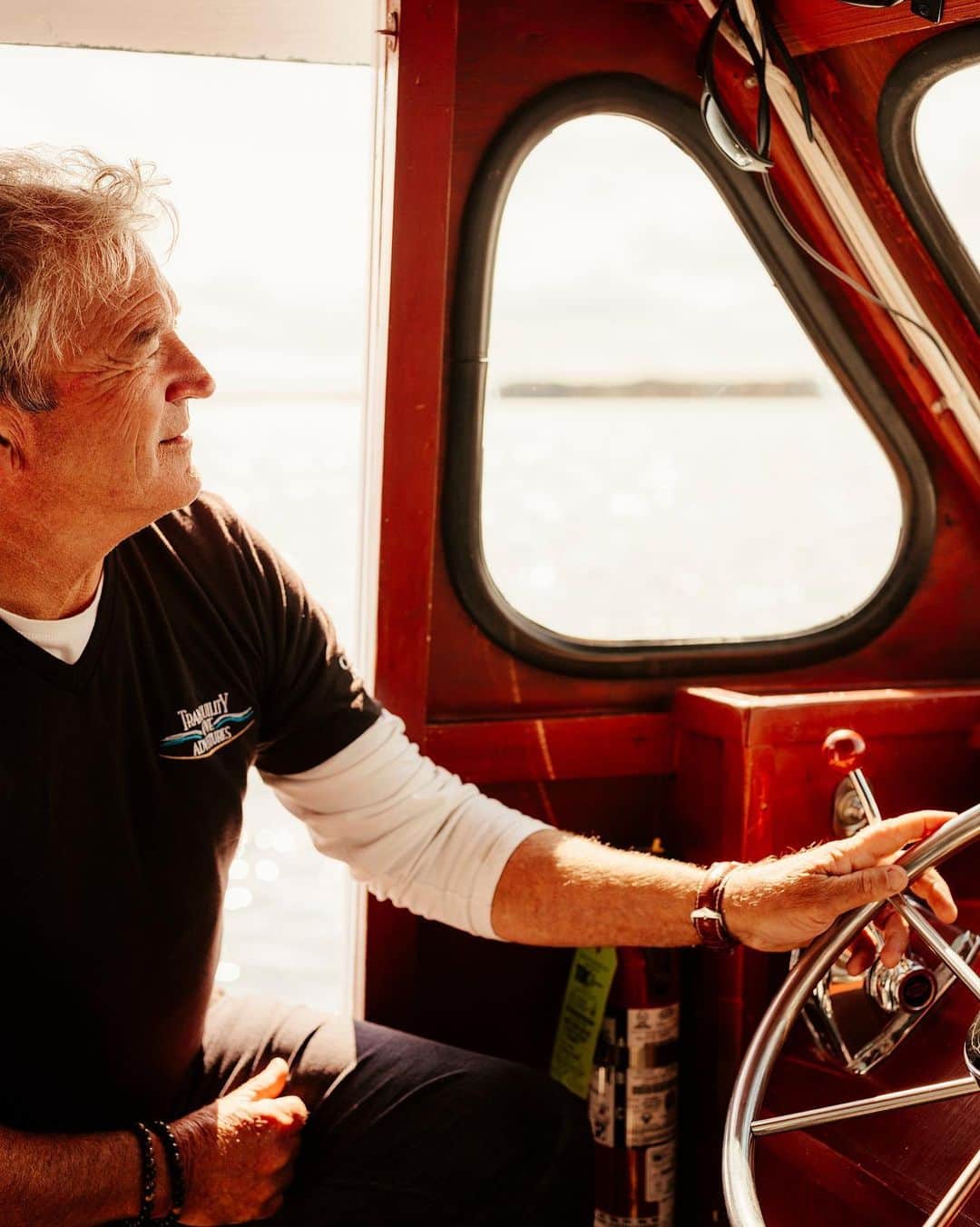Explore Canadaさんのインスタグラム写真 - (Explore CanadaInstagram)「Get to know the people who keep our country’s heart beating strong.⁠⠀ ⁠⠀ Meet Captain Perry Gotell, of Tranquility Cove Adventures in Georgetown, Prince Edward Island (@tourismpei) and follow along as we profile the faces in our communities who make our hearts glow and the country’s heart beat.⁠⠀ ⁠⠀ I was a third-generation fisherman and it was a fantastic life. Then I saw an opportunity and branched out to start taking visitors to a local island where my family spent summers. I discovered all these stories locked up within me and it was such a joy to share them.  Storytelling is as big a part of my business as digging and cooking clams, and I found a way to make it my job. I was in that sweet spot where I was making money loving what I was doing—introducing visitors to the island I call home and sharing the history of my family. ⁠⠀ With a view of the water from wherever you stand in town, coastal Georgetown is an idyllic place for our business. Home to 500 people, we have all worked together and built a special place. You see visitors in the restaurants, playhouse and gift shops because it is a cool spot to hang out. Sadly, we lost much of that this year; it was a kick to the community.  But we will hang on. We need each other more than ever now. ⁠⠀ ⁠⠀ #CanadaNice #ForGlowingHearts⁠⠀ ⁠⠀ *Though now might not be the right time to travel, there are many meaningful ways to support businesses in your community. Start by sharing this post to spread the love, then discover more of the faces behind Canada’s tourism industry at the link in our bio.*⁠⠀ ⁠⠀ 📍: @tourismpei⁠⠀ ⁠⠀ #ExplorePEI⁠⠀」12月22日 1時16分 - explorecanada