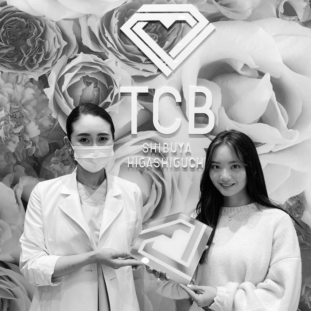 青山舞莉のインスタグラム：「東京中央美容外科渋谷東口院 @tcb_shibuyahigashi でHIFU(ハイフ)•ソノクイーンしてきました。  チクチクって感覚で最初は緊張しちゃった。 来月は成人式だからそれまでに小顔になりたくて行ってみたよ🤍  塩満先生　@tcb_shiomitsu はとっても優しくて綺麗な方で安心した！院内はとてもきれいで駅からも近いからとても通いやすいかも😇 効果はこれからどんどんあるみたいだから楽しみだな。  #リフトアップならTCB東京中央美容外科 #美容整形ならTCB東京中央美容外科 #東京中央美容外科 #東京中央美容外科渋谷東口院 #美容外科 #塩満院長 #塩満ドクター #渋谷東口　#塩満恵子 #ソノクイーン #ソノクイーンなら #ハイフ #HIFU #リフトアップ #PR」