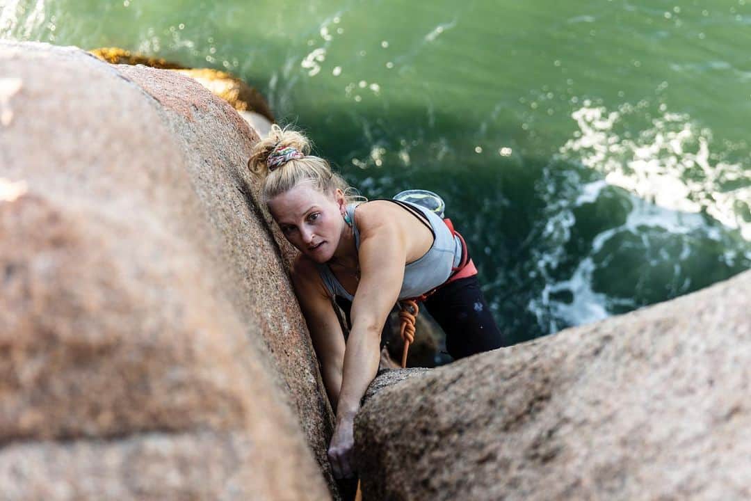 のインスタグラム：「Throwing back to this past summer when @adrianballinger and I visited our friend @m_synnott on the coast of Maine. We explored sea cliffs that - in true Mark Synnott style - can only be accessed by boat 😉. I’d never been to Maine prior to this trip, and was stunned by both the rugged beauty and the vastness of the coastline. Oh and also the 🦞🦞! Link in profile for the full vid // @outsidemagazine x @LandRoverUSA // #Defender2020」