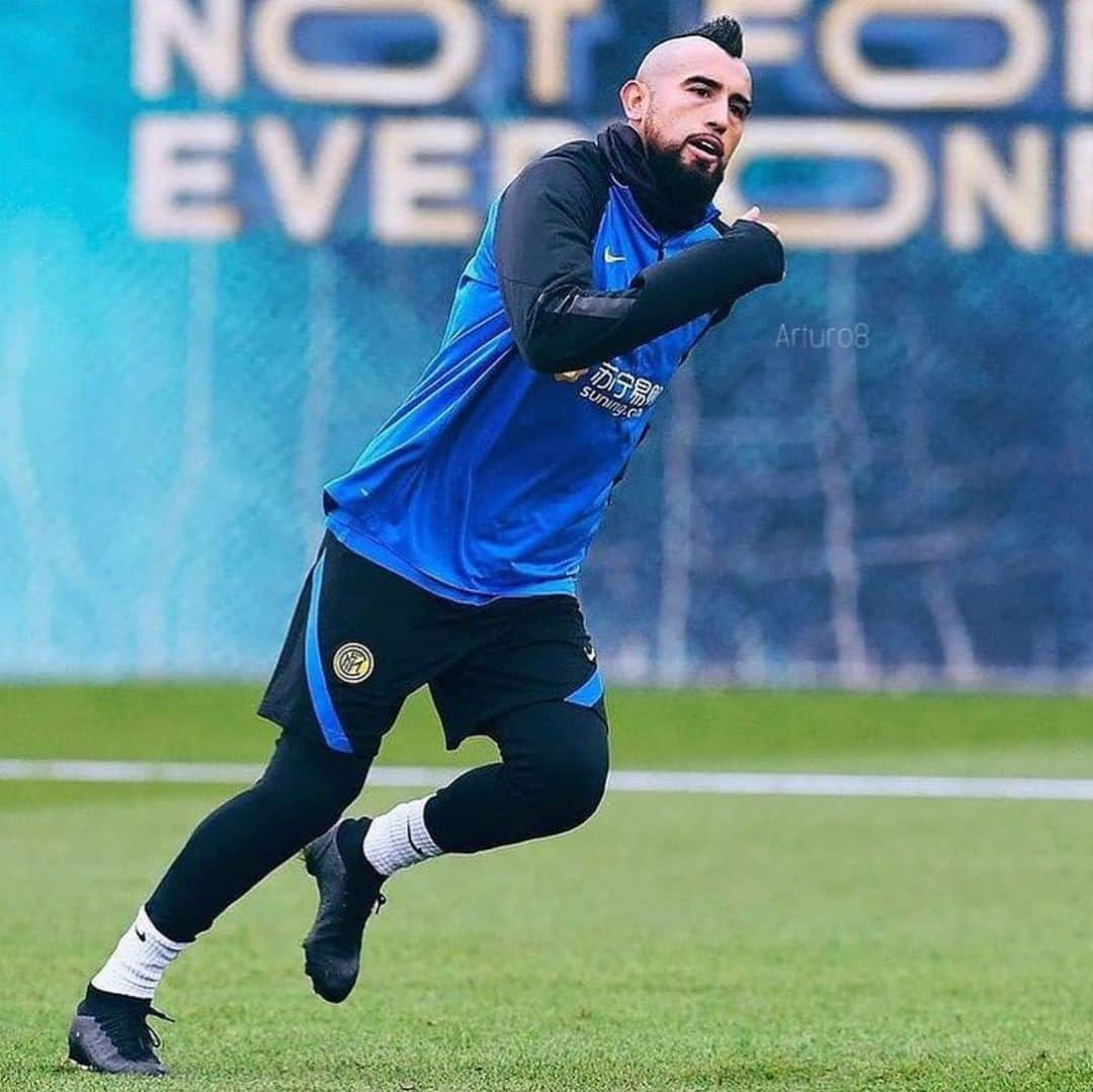 アルトゥーロ・ビダルさんのインスタグラム写真 - (アルトゥーロ・ビダルInstagram)「Ahora si estamos con todo carajo!!!👑👑 🇮🇹 💪🏽🔥👑😉 vamos @inter 🖤💙」12月22日 1時21分 - kingarturo23oficial