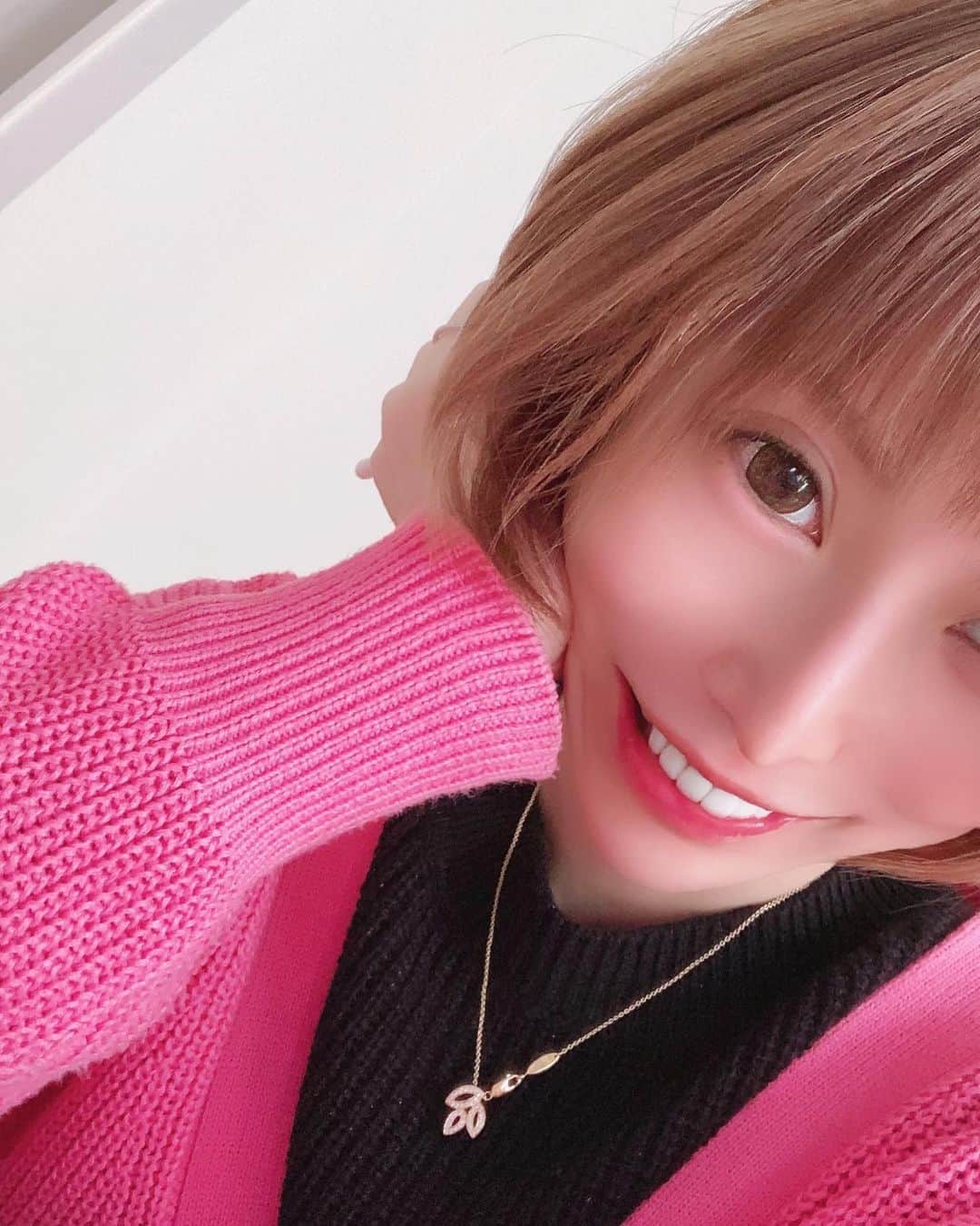 高橋沙弥華のインスタグラム：「やっぱりすっぴんでも盛れてるやつを載せよう😂ww（マツエク前）  もうすぐ今年も終わりますな🤭 来年はもっと @selectshop.selepuu を盛り上げて行けるように頑張る👩🏼💖💖  #すっぴん #自撮り #ハイライト #ショートカット #ショートカット女子 #あゆショート #セレプー #美容好きな人と繋がりたい #美意識 #美意識高い人と繋がりたい #まつぱ #ショートカットコーデ #韓国マダム になりたい #韓国ファッション #韓国ファッション好きな人と繋がりたい」