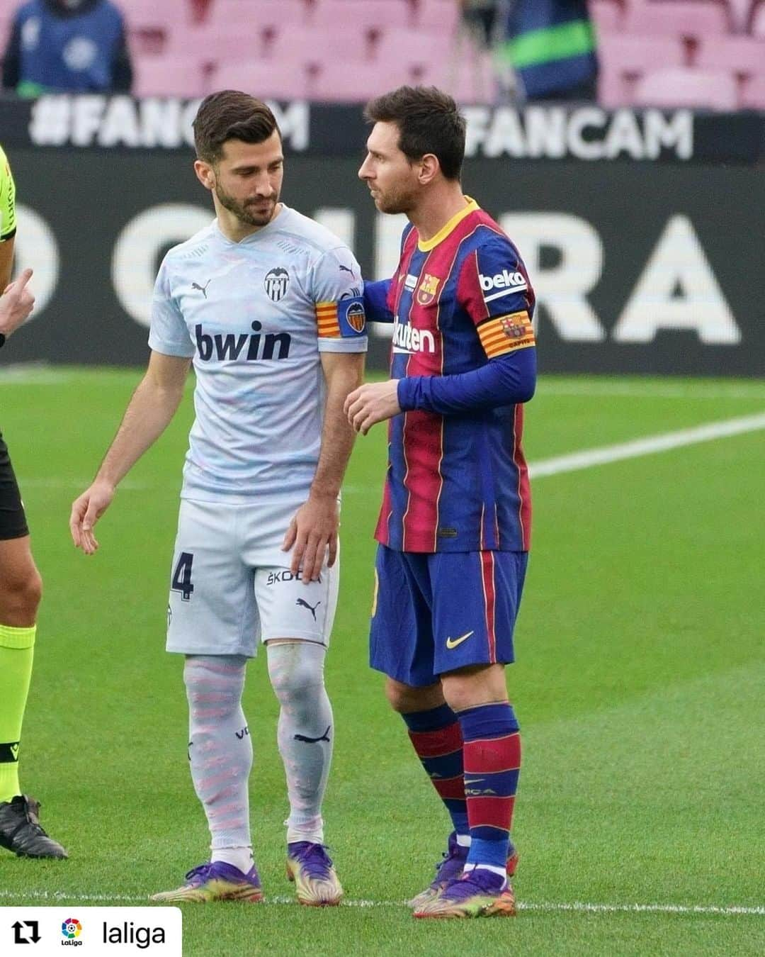 バレンシアCFさんのインスタグラム写真 - (バレンシアCFInstagram)「#Repost @laliga   ©️APTAINS. 🧡💙❤ ©️APITANES. 🧡💙❤  #Gaya #Messi #BarçaValencia #LaLiga #YouHaveToLiveIt #HayQueVivirla」12月22日 1時31分 - valenciacf