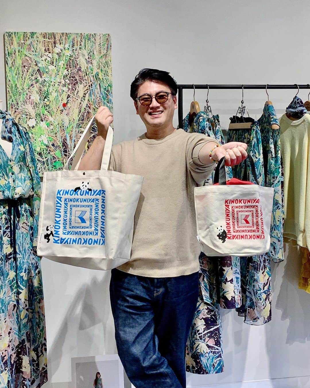 のインスタグラム：「もうすぐ発売になる人気老舗スーパーマーケット紀ノ国屋×ケイタ マルヤマ×ミューズのスペシャルコラボ付録♡  毎回大好評いただいている紀ノ国屋×ミューズのお買い物バッグに、ケイタ マルヤマのチャーミングなパンダがジョイン🐼  通常版とセブンイレブン限定、どちらも可愛いのでお楽しみに！  敬太さん、ありがとうございました😊  #オトナミューズ  #otonamuse #オトナミューズ付録  #ミューズ編集T #keitamaruyama  #紀ノ国屋#kinokuniya  #紀ノ国屋エコバッグ  #スペシャルコラボ#パンダ」