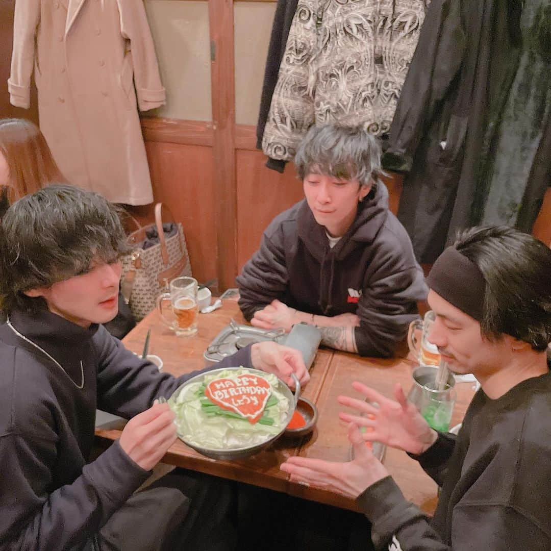 加藤 聖也のインスタグラム：「. 2020.12.21 祥理、お誕生日おめでとう🎂 ハッピーバースデーの音楽と このもつ鍋は笑いました🥲👏🏻笑 素敵な一年になりますように😌 #HappyBirthday #HBD #僕たちももう32歳なんですね🥲 #博多もつ鍋 #もつ楽 #もつ鍋Birthdayplate #このBirthdayplateセンスありすぎ #美味しかったらよく行くことにします🤤 #写真見て思ったけど全員見事に服が黒」