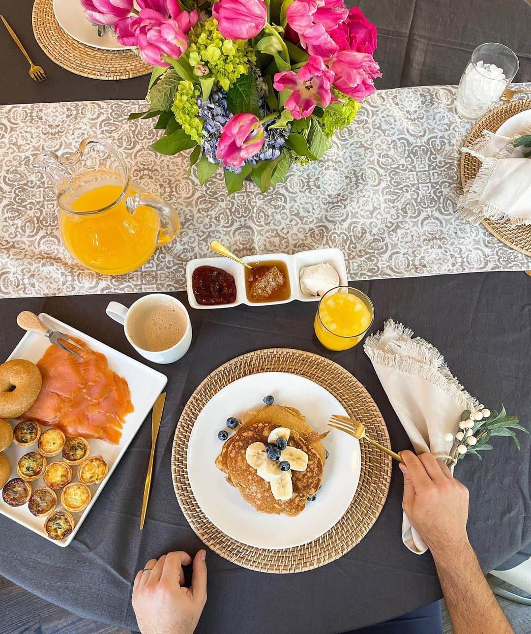 Sascha Barbozaのインスタグラム：「Brunch saludable para el cumpleañero🥳💕, quiero destacar que le ofrecí uno con todos los hierros pero el explícitamente me lo pidió saludable😂. Le hice unas panquecas con harina de almendra, colágeno y trozos de banana. Los Bagels son de harina de avena, mermelada sin azúcar, queso crema vegano, miel de abeja, salmón, capuchino con leche de almendras, nada que envidiarle a un brunch regular, ahí les dejo la idea por si se animan!.  RECETA DE PANQUECAS. 2 huevos+1 clara. 1 cucharadita de aceite de coco. 1 banana. Media taza de harina de almendra. 1 medida de colágeno en polvo-opcional.  una cucharadita de canela y un chorrito de vainilla, edulcorante al gusto. un chorrito de leche de almendra. Se licuan los ingredientes y luego se agrega una banana picada en trozos pequeños a la mezcla, chispas de chocolate opcional.」