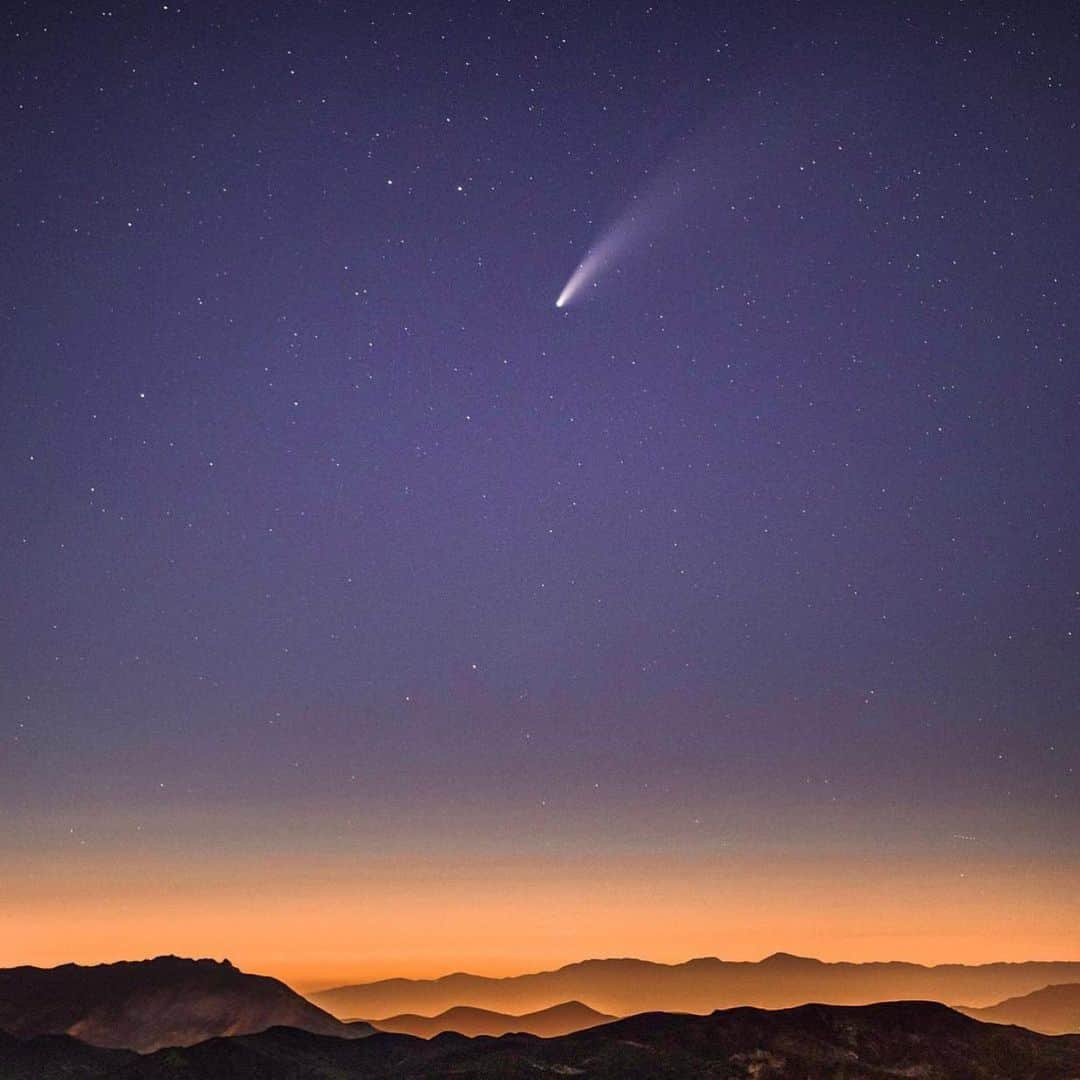 のインスタグラム：「The Great Conjunction Solstice ⭐  Tonight Jupiter & Saturn Appear As A Single Giant Star... This is the closest visible conjunction of Jupiter & Saturn in 800 years.  The Great Conjunction is said to lay the blueprint for what’s to come in the next 20 years. This includes everything from the arts, to science and politics.   We have been in the element of “Earth” for the last 200 years and today we are shifting into “Air”... the first 20 years of Air will be under the moon of Aquarius ♒️ With this conjunction happening in the sign of Aquarius, we can expect times of forward thinking and togetherness ahead.  Today also being The Winter Solstice makes it the shortest day of the year. This means the veil between the physical and spiritual world is thin. Prepare for high emotions and possible psychic downloads 🔮  image via @ezumphoto」