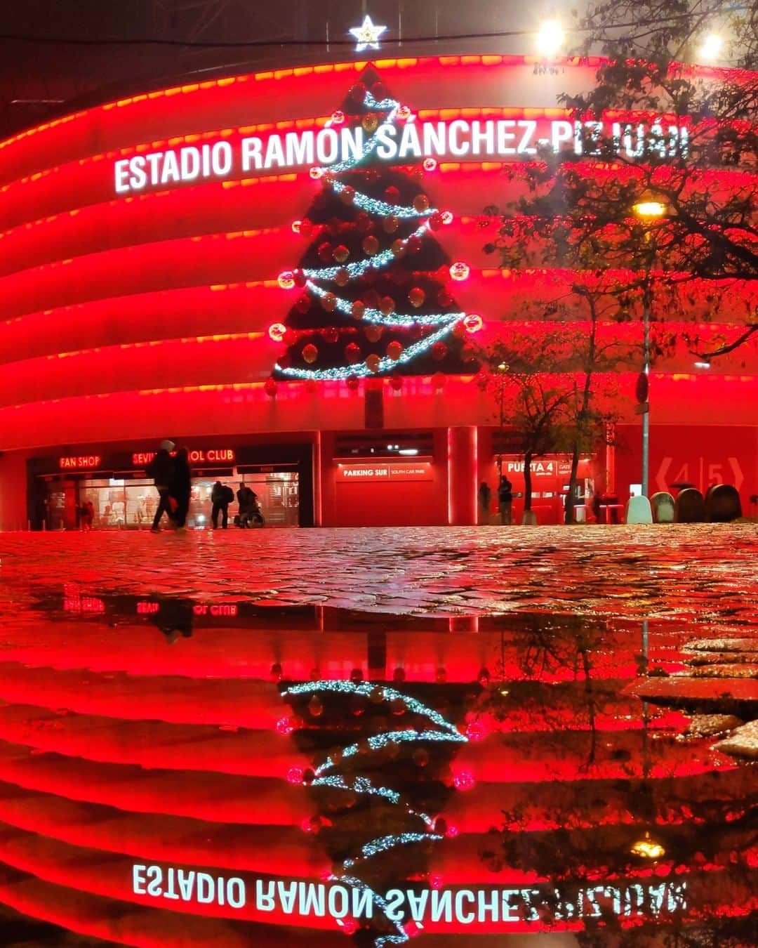 LFPさんのインスタグラム写真 - (LFPInstagram)「Christmas time at the Sánchez-Pizjuán! ❤🎅🎄  ¡La Navidad ha llegado al Sánchez-Pizjuán! ❤🎅🎄  #SevillaFC #LaLigaSantander #LaLiga #YouHaveToLiveIt #HayQueVivirla」12月22日 1時30分 - laliga